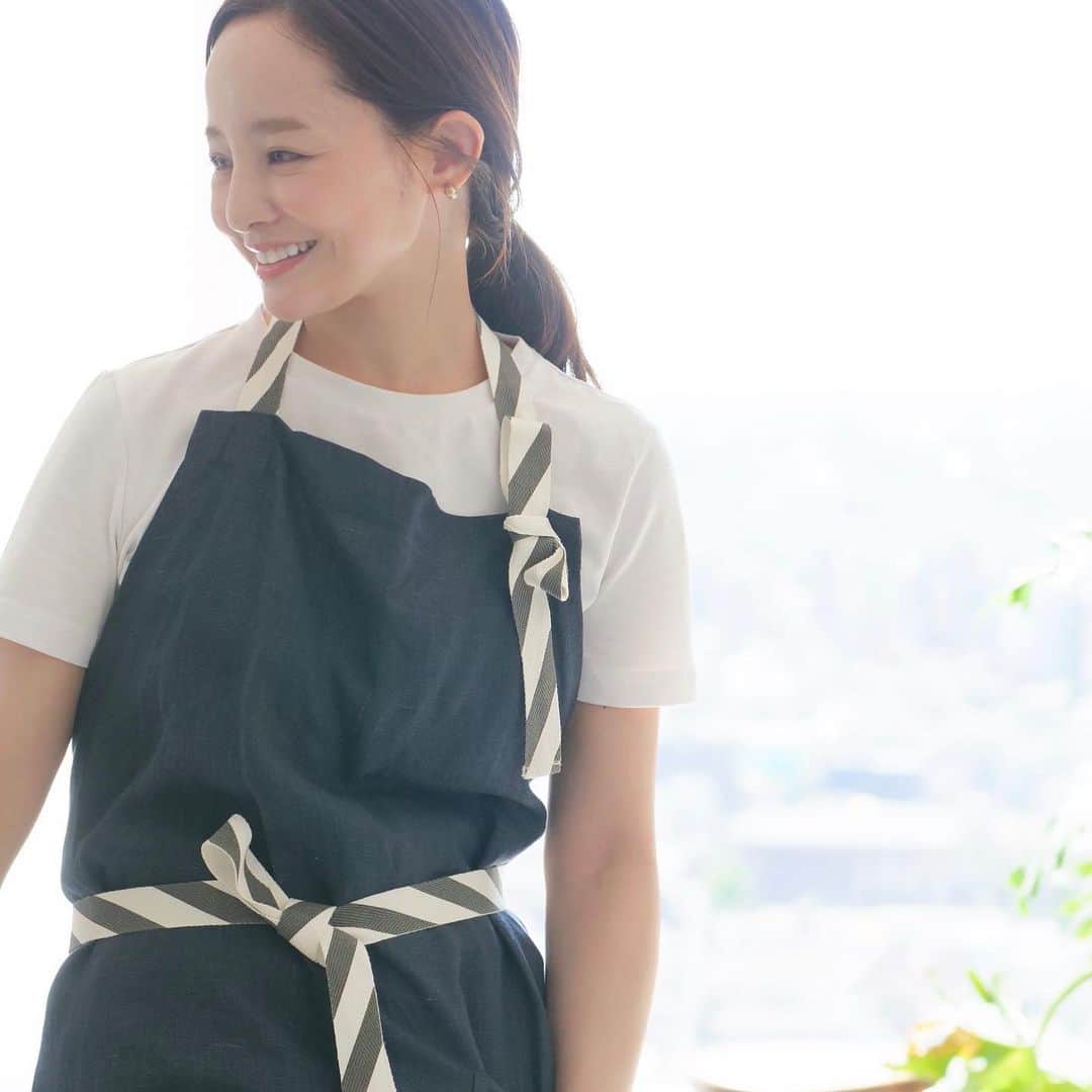田中亜希子さんのインスタグラム写真 - (田中亜希子Instagram)「40歳超えたあたりから気になりだした笑ったときの目もとのシワ。。 でもなんだか幸せそうで気に入ってはいるのですがこれ以上深くならないために日々のスキンケアは大切にしていますよ〜！   数あるシワ系アイテムの中で、個人的に好きなエリクシールのリンクルクリームが、9.21に進化して登場したということでさっそく使ってみましたよ♡   @elixir_official_shiseido  エリクシール レチノパワー リンクルクリーム (医薬部外品)　  『販売名：CDクリームA』   「資生堂の純粋レチノール* 」は、レチノール類で日本で唯一 「シワを改善する」効能が認可されているんですよ☝️ リニューアルポイントは、馴染みが良くなったことで、その純粋レチノール*が、より早く、深く届くようになってパワーアップしているということ！  肌みずからがヒアルロン酸を生み出し、水分量を増やすことで柔軟な肌に導き、真皮のコラーゲン密度を高めて、シワを改善してくれるんだって！  朝も使えますが、私は主に夜のスキンケアで取り入れています。  とにかくテクスチャーが柔らかくて、肌を優しく包み込むようななめらかな使い心地がとっても好き♡ 塗布したあとのみずみずしい肌が好き🙆 朝起きて肌がイキイキしてると嬉しいし、毎日欠かさず使うとシワ改善につながるんだろうなー！と期待が持てました 😊  使い方は朝と夜のお手入れの最後に、小さなパール粒1コ分（商品裏面に使用量の目安記載）を指先にとり、目や口のまわりなど、シワが気になる部分にやさしくなじませます。   動画では早送りになっていますが実際にはゆっくりリラックスしながらやってみてくださいね☝️  ※朝お使いになる場合は、レチノールの効果を守るために、ご使用後に紫外線カット効果のある化粧品をお使いください。   新リンクルクリームは、「シワ改善の完成形」であるということで、毎日しっかりケアして素敵に歳を重ねていけたらいいな＾＾  *有効成分レチノール #PR　#エリクシール　#リンクルクリーム　#シワ改善の完成系 #スキンケア #シワ」10月2日 16時02分 - akiico