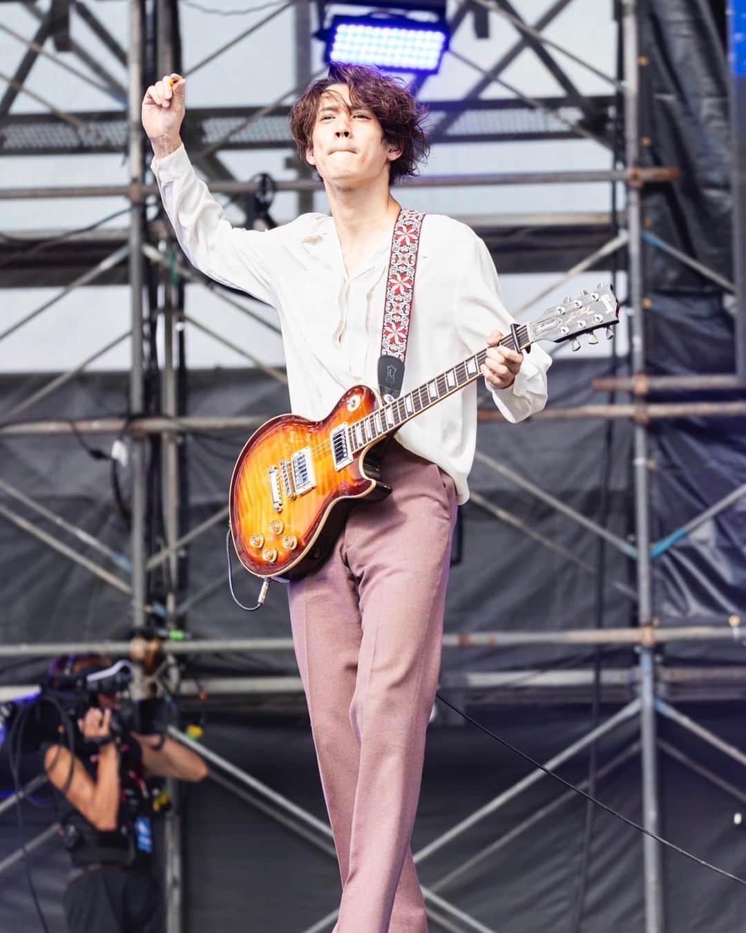 亀本寛貴のインスタグラム：「@asorockfest  見てくださった皆さんありがとうございました！ 久々のバンドフェス気持ちよかったー！ 阿蘇の自然と馬肉も堪能できて大満足です^_^  📷勝村祐紀」