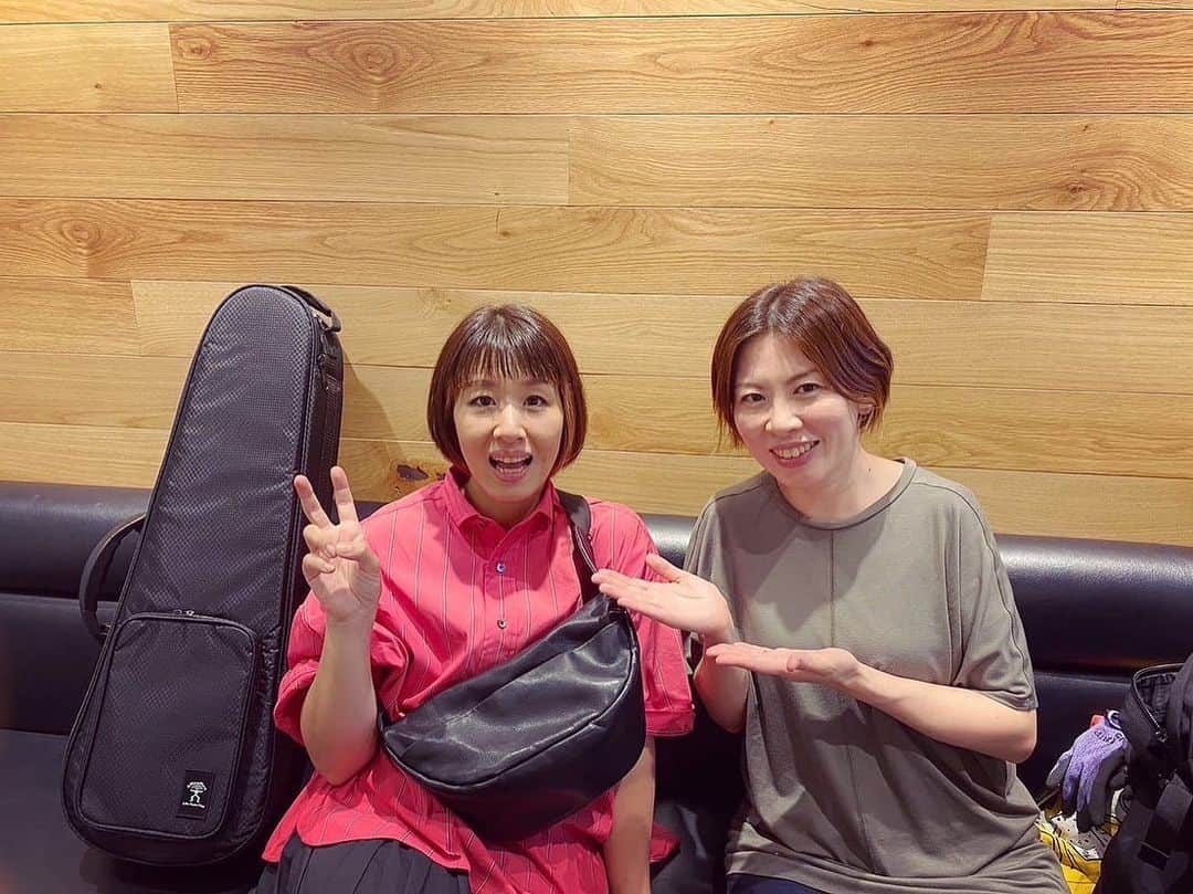 奥村愛子のインスタグラム：「🚌  つつつついに 明日から #極彩ワンダーツアー  はっじまるよー  with @kayotsuchiya   3日金沢、4日京都、5日名古屋 この3日は駆け込みもウェルカムです♡  詳しくはプロフィールのリンクから ツアー詳細ページをみて下さいね  ♦︎10/3（火）金沢 もっきりや  ♦︎10/4（水）京都 SOLE CAFE  ♦︎10/5（木）名古屋 Paradise Cafe 21 ♦︎10/21（土）東京FINAL ※sold out」