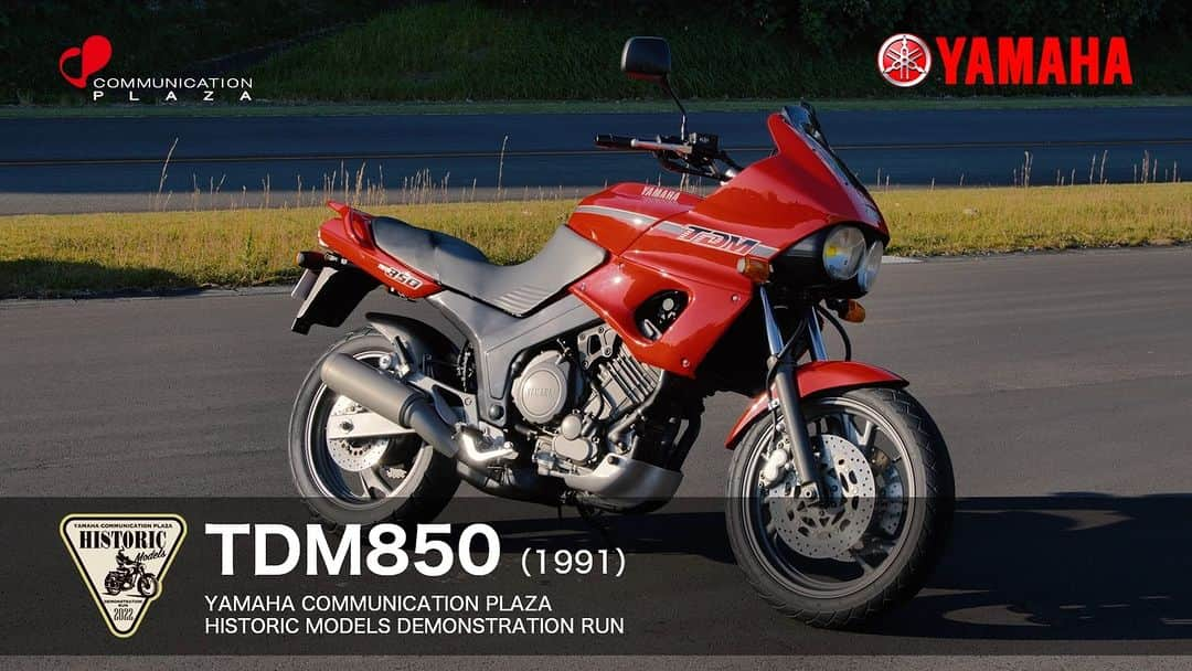 ヤマハ バイクのインスタグラム：「昨年実施された「2022歴史車両走行会」より、TDM850（海外向けモデル）の走行シーンをご紹介✨  ～～～～～～～～～～～～～  ヨーロッパの山岳路を想定した軽快なスポーツ性能と快適なツーリング性能、扱いやすさの融合をめざして開発。 XTZ750スーパーテネレの360度クランク・並列2気筒エンジンを100cc拡大し、スチール製デルタボックスフレームに搭載。さらにダウンドラフトキャブレターやワイドレシオの5段変速機などの採用により、トルクフルで躍動的な走りを実現した。 1992年には国内向けモデルも登場。  ・全長 × 全幅 × 全高: 2,175mm × 780mm × 1,260mm ・車両重量: 199kg ・エンジン型式: 水冷, 4ストローク, DOHC, 5バルブ, 並列2気筒, 849cm³ ・最高出力: 53.7kW（73.0PS）/ 7,500r/min ・最大トルク: 79.4N･m（8.1kgf･m）/ 6,500r/min  #YAMAHAが美しい #RevsyourHeart #Yamaha #TDM850 #yamahatdm850 #コミュニケーションプラザ #ヤマハ発動機コミュニケーションプラザ #クラシックバイク #yamahacommunicationplaza #classicmotorcycles #historicalmotorcycles」