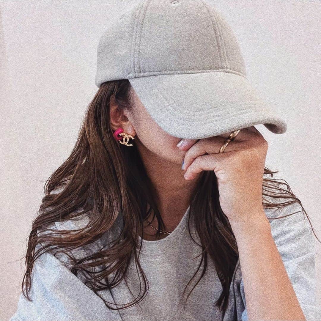 のインスタグラム：「.. やっぱり髪伸ばそうかなぁ🤔🤔  短いと楽だけど ストレートばかりで飽きて来た🤔  やっぱりこのぐらいの長さが キャップから出る感じが好きだなぁ〜💞  #キャップ#ヘア#ヘアカラー#ヘアアレンジ #ヘアカット#ヘアスタイル#hair#hairstyle#chanel#シャネル #ピアス#シャネルピアス #ロングヘア#longhair#haircut #haircolour」