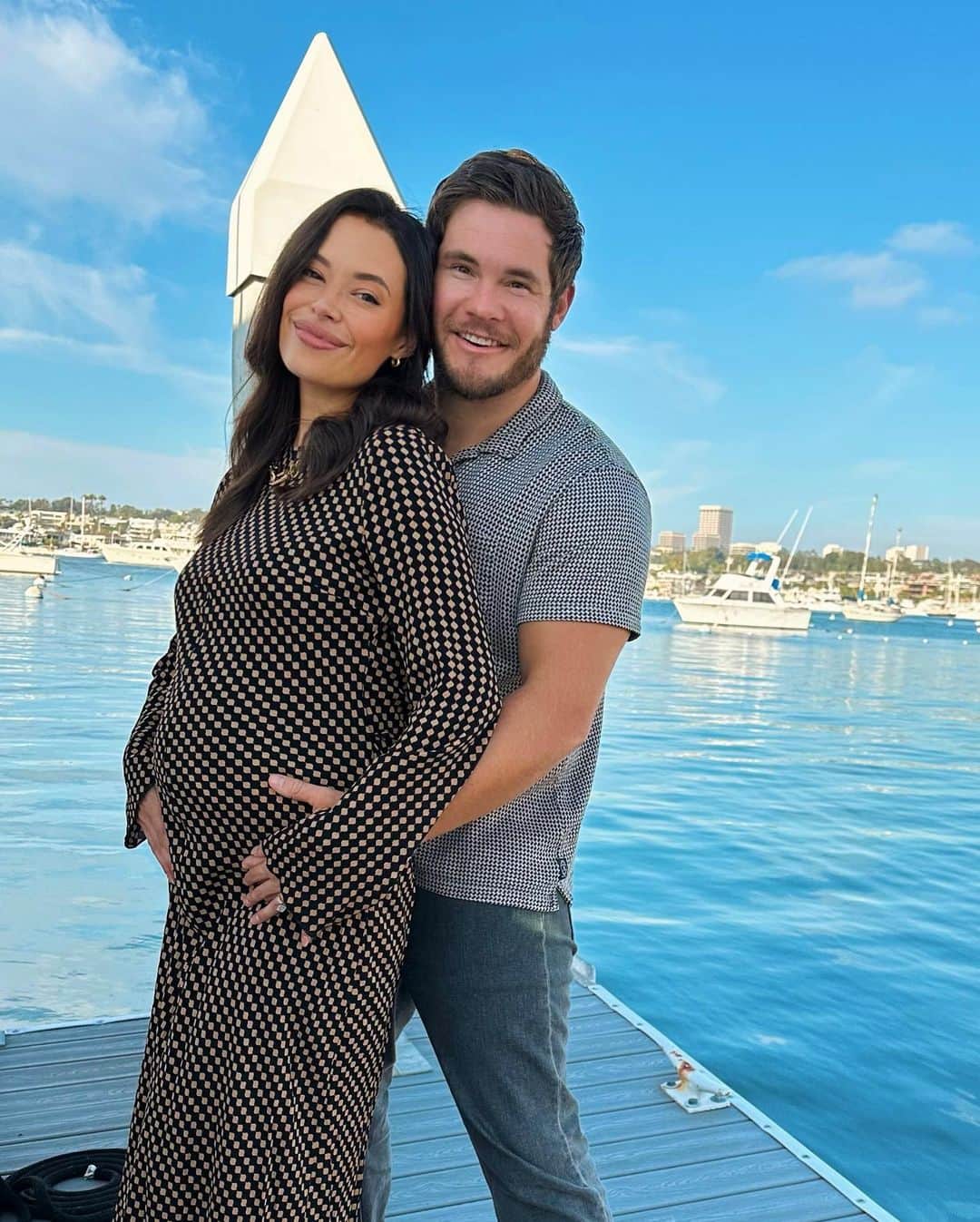 クロエ・ブリッジスのインスタグラム：「We have news!! 🤰🏻 can’t wait to get this lil family started」