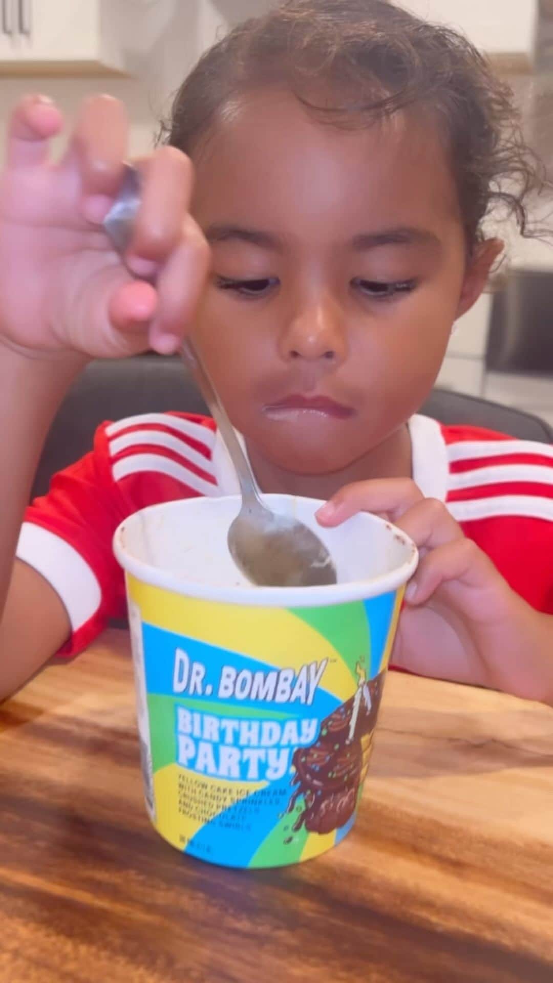 のインスタグラム：「New flavor 🍨 🍦 out now 🙏🏿🏰🎶 #BirthdayParty @drbombaysnax」