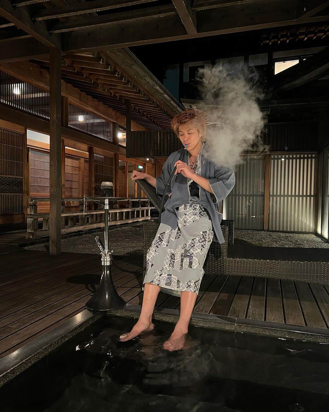 TOMOROさんのインスタグラム写真 - (TOMOROInstagram)「I have the best time by soaking in a Japanese hot spring and smoking shisha♨️✨ I'm staying in a 150,000 yen per night suite with a beautiful Japanese woman👸💕 It's a great moment💯❤️✨  日本の温泉に入って、シーシャを吸って最高の時間を過ごす♨️✨俺は、綺麗な日本の女と一緒に一泊１５万円のスイートルームに宿泊してるぜ👸💕極上のひとときだ💯❤️✨  #hookah #shisha #シーシャ #シーシャ王子 #温泉」10月3日 1時35分 - tomoro_king6666