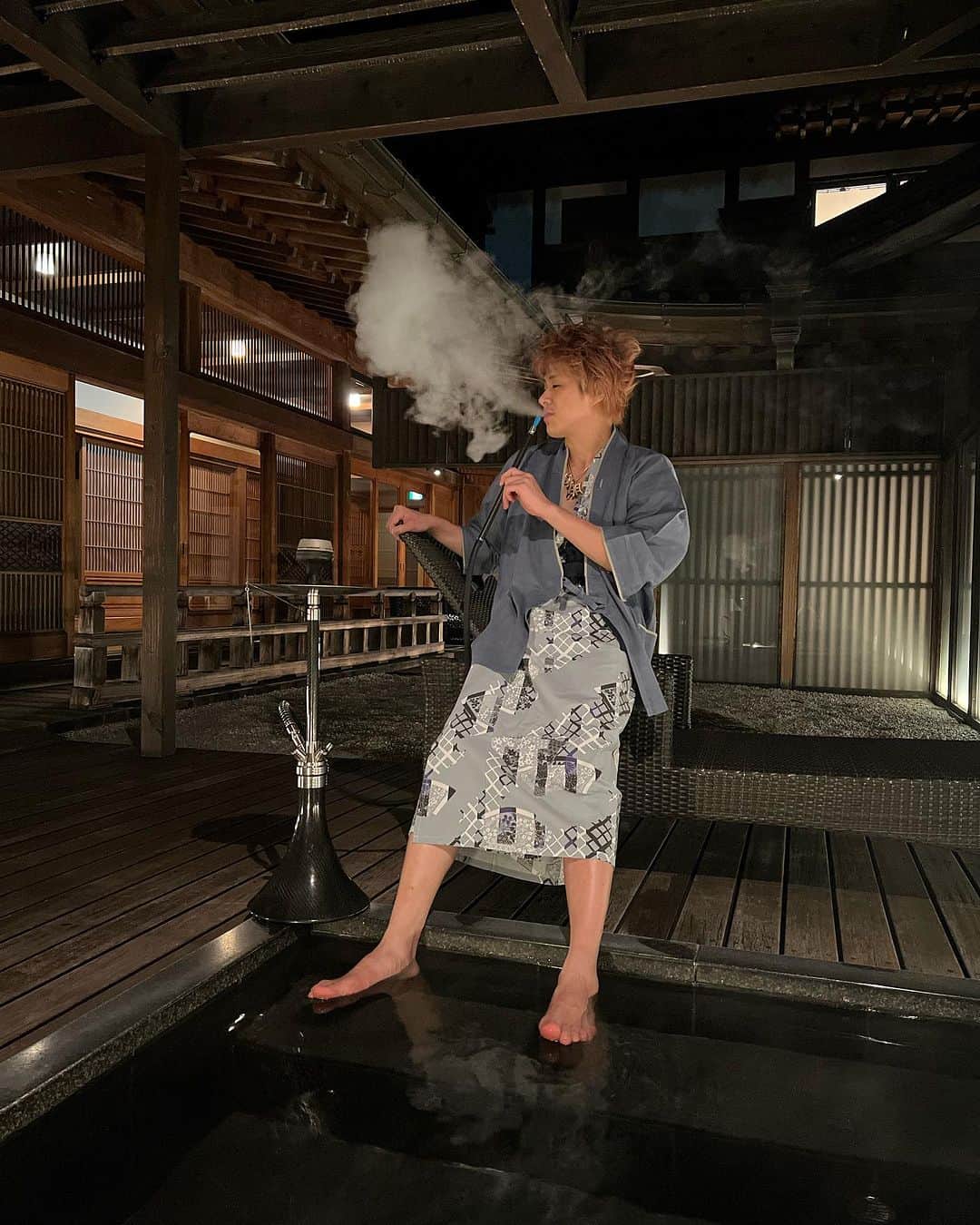 TOMOROさんのインスタグラム写真 - (TOMOROInstagram)「I have the best time by soaking in a Japanese hot spring and smoking shisha♨️✨ I'm staying in a 150,000 yen per night suite with a beautiful Japanese woman👸💕 It's a great moment💯❤️✨  日本の温泉に入って、シーシャを吸って最高の時間を過ごす♨️✨俺は、綺麗な日本の女と一緒に一泊１５万円のスイートルームに宿泊してるぜ👸💕極上のひとときだ💯❤️✨  #hookah #shisha #シーシャ #シーシャ王子 #温泉」10月3日 1時35分 - tomoro_king6666
