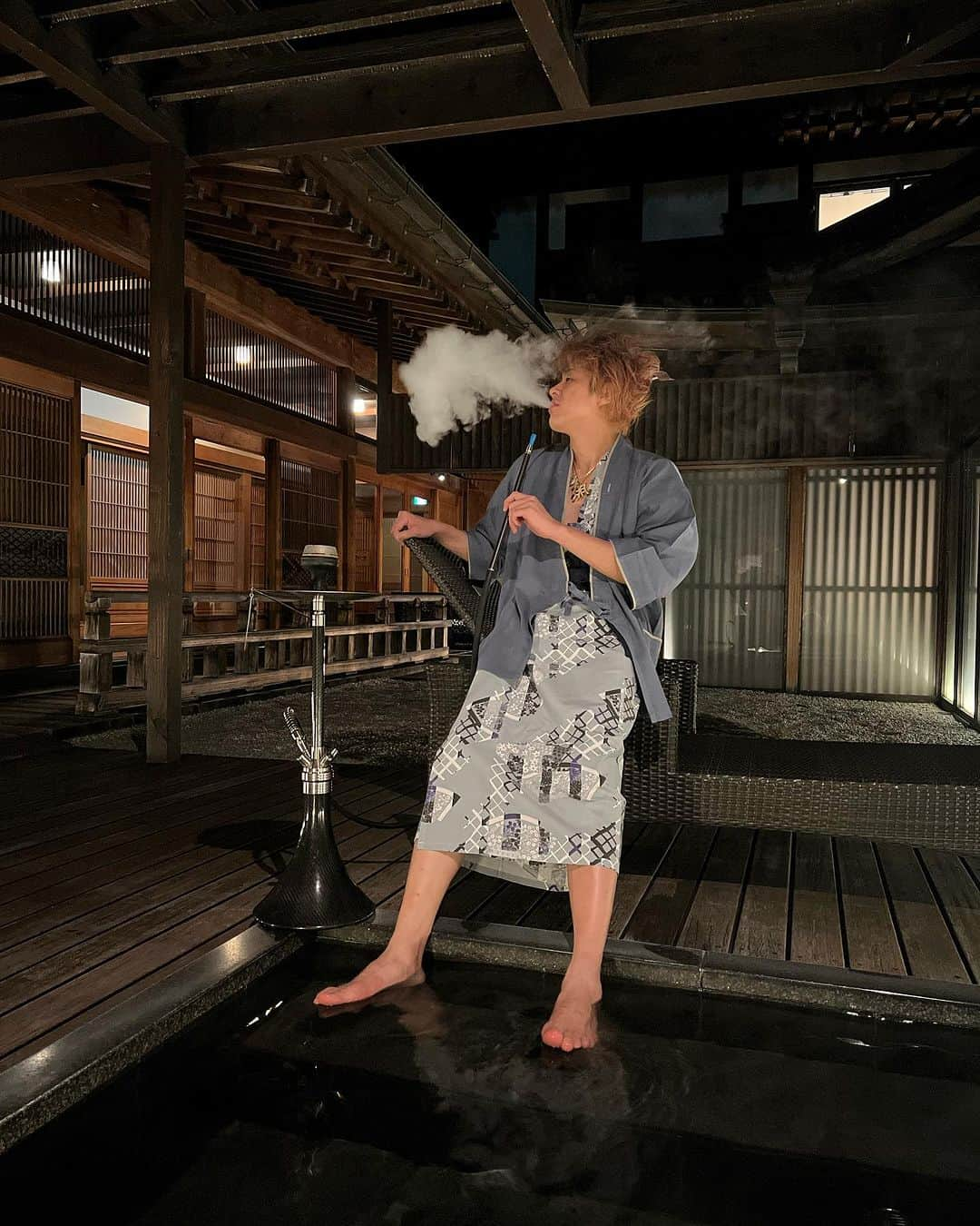 TOMOROさんのインスタグラム写真 - (TOMOROInstagram)「I have the best time by soaking in a Japanese hot spring and smoking shisha♨️✨ I'm staying in a 150,000 yen per night suite with a beautiful Japanese woman👸💕 It's a great moment💯❤️✨  日本の温泉に入って、シーシャを吸って最高の時間を過ごす♨️✨俺は、綺麗な日本の女と一緒に一泊１５万円のスイートルームに宿泊してるぜ👸💕極上のひとときだ💯❤️✨  #hookah #shisha #シーシャ #シーシャ王子 #温泉」10月3日 1時35分 - tomoro_king6666