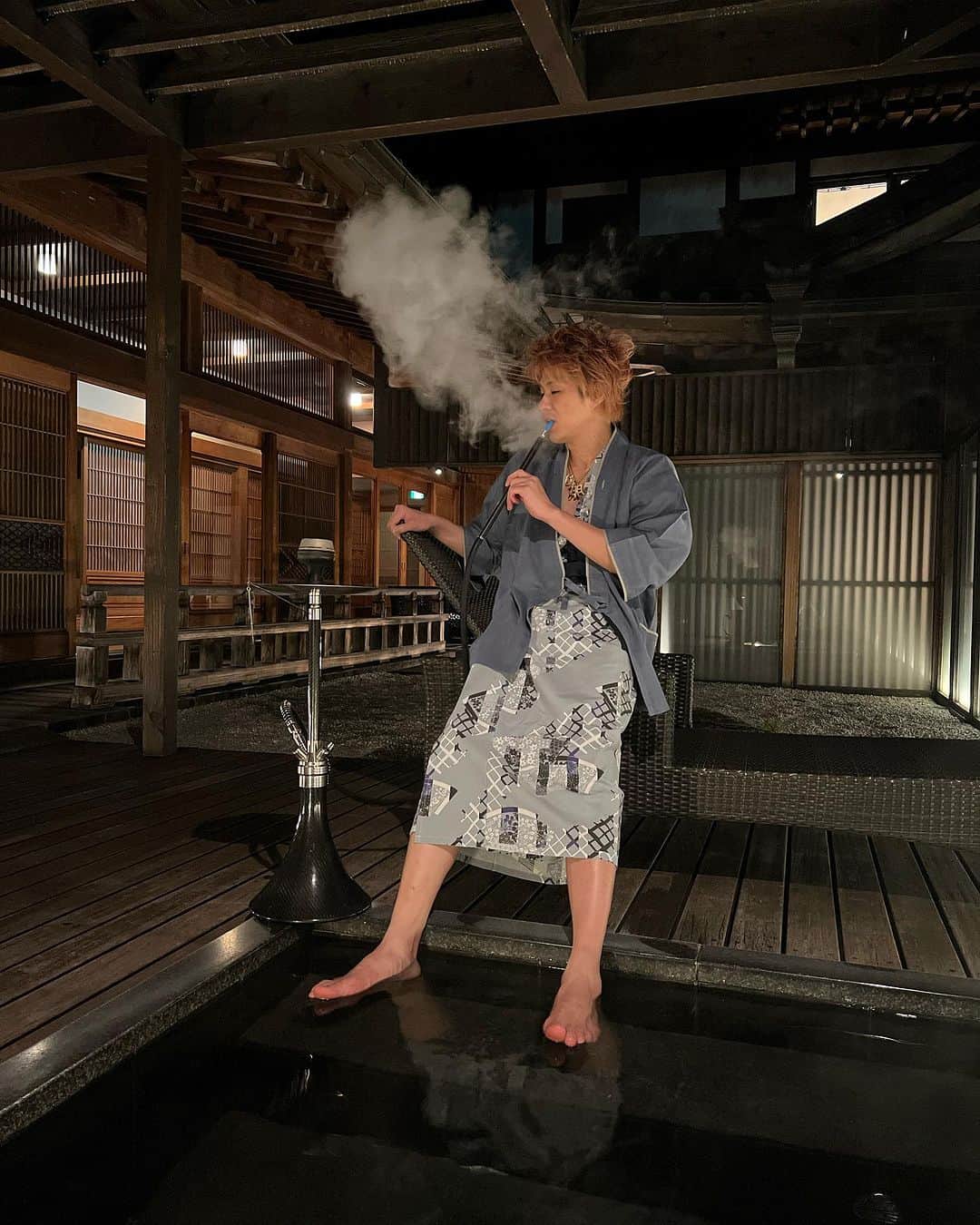TOMOROのインスタグラム：「I have the best time by soaking in a Japanese hot spring and smoking shisha♨️✨ I'm staying in a 150,000 yen per night suite with a beautiful Japanese woman👸💕 It's a great moment💯❤️✨  日本の温泉に入って、シーシャを吸って最高の時間を過ごす♨️✨俺は、綺麗な日本の女と一緒に一泊１５万円のスイートルームに宿泊してるぜ👸💕極上のひとときだ💯❤️✨  #hookah #shisha #シーシャ #シーシャ王子 #温泉」
