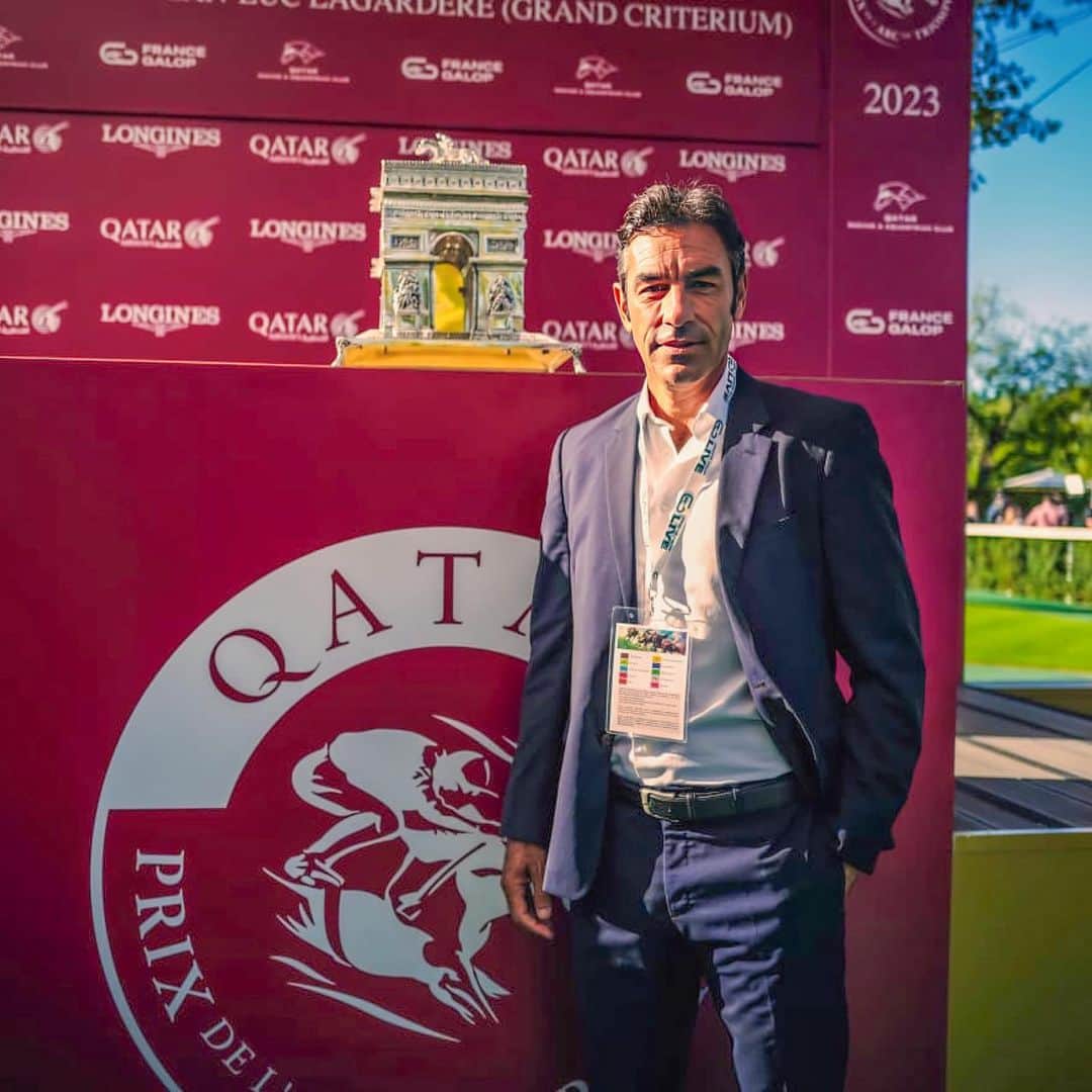 ロベール・ピレスのインスタグラム：「La finale de la coupe du monde hippique restera un événement mémorable pour moi 🤩  J’ai vibré et re découvert ce monde que j’apprécie tant. Merci à @FranceGalop pour cette expérience lors du #Qatar Prix de l’Arc de Triomphe !  #QPAT」