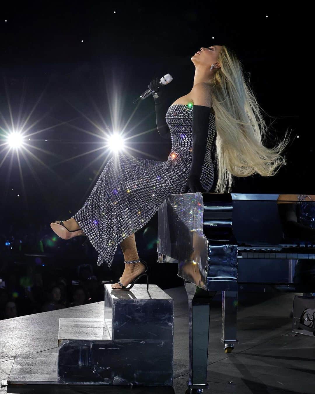 Just Jaredさんのインスタグラム写真 - (Just JaredInstagram)「Beyonce sparkles in a stunning Balenciaga look for the final Renaissance tour date in Kansas City, Missouri. Click the LINK IN BIO to watch Blue Ivy’s final performance, her tearing up from audience applause, and Bey shouting out her daughter’s fanbase!  #Beyonce #Renaissance #RenaissanceWorldTour #BlueIvy #BlueIvyCarter  Photos: Getty」10月3日 1時38分 - justjared