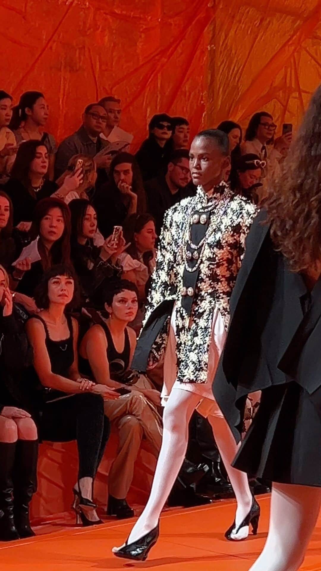 AnOther Magazineのインスタグラム：「This afternoon, @nicolasghesquiere marks a decade at @louisvuitton with a Spring/Summer 2024 collection presented at PFW, in a space that mimicked the inside of a hot air balloon 🧡  Showcasing billowing layered silk dresses and skirts, smart tweed coats, leather bomber jackets with ballooning sleeves, and chunky monogrammed belts, the latest show was true to Ghesquière’s mix-and-match style, providing a luxe, sexy and eclectic wardrobe for the new season.   🎥 by @alexanderfury and @emmaedavidson」