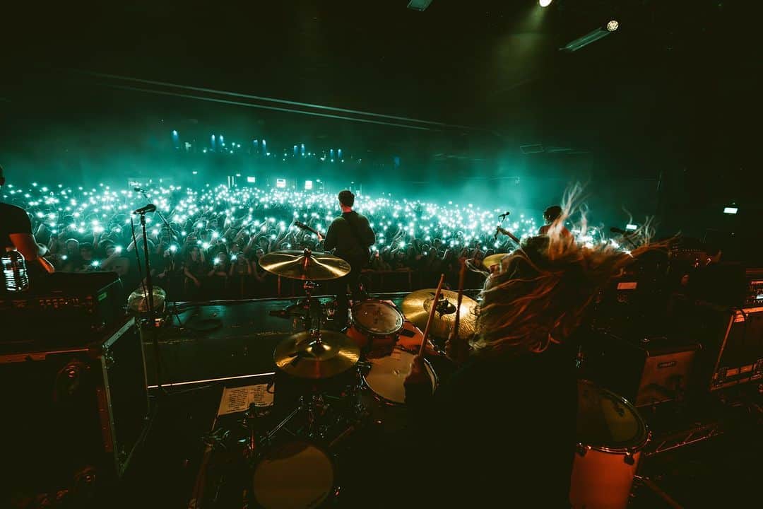 サーカ・ウェーヴスのインスタグラム：「Less than 1 WEEK till the tour, very few tickets left for Southampton and Cardiff, these will be gone this week. Can’t wait to see you all!  Link is in the bio for tickets.」