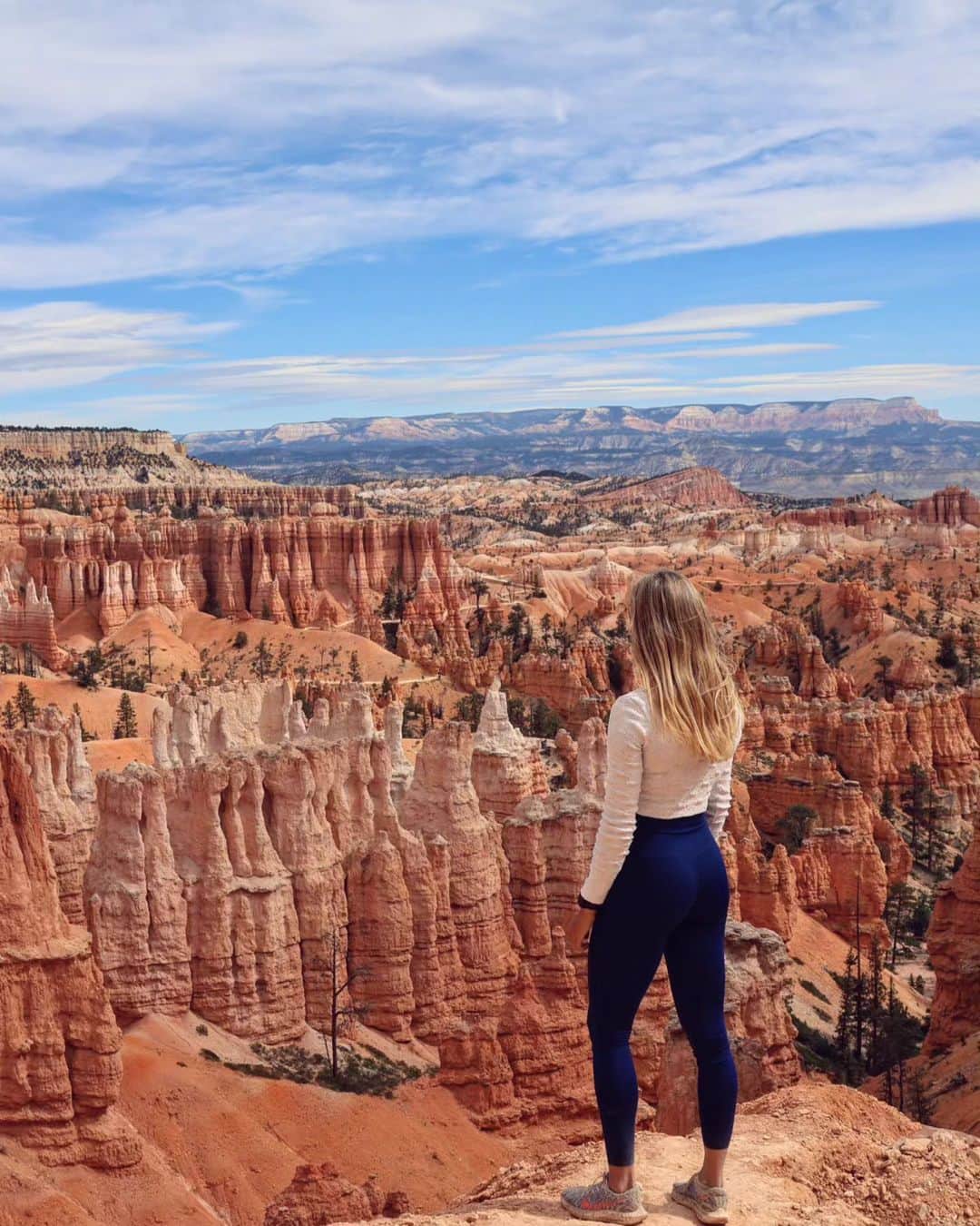 メッテ・グラスゴワールのインスタグラム：「Bryce Canyon, Capitol Reef og et lille glip af Utah's smukke landskab. Utah har så mange forskellige bjergarter at landskabet hele tiden ændre sig 🙌 #usaroadtrip #utah」