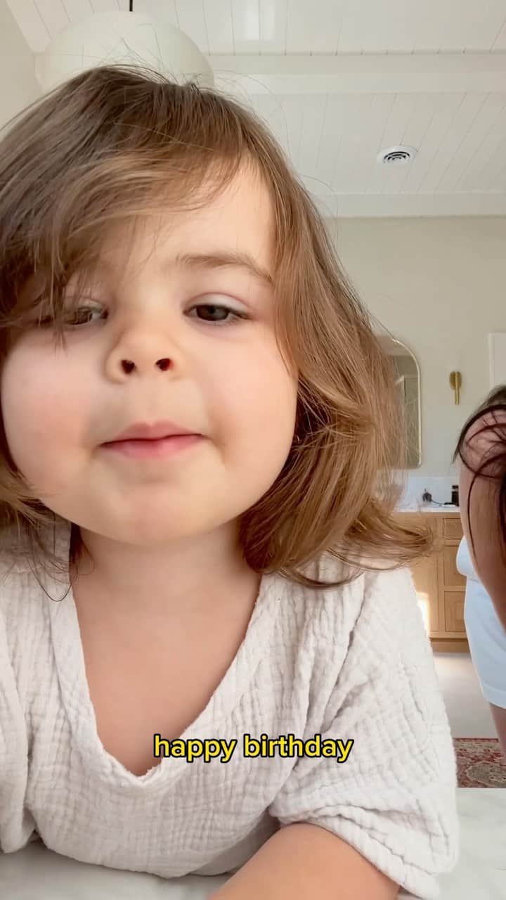 Sazan Hendrixのインスタグラム：「Apparently I’m 65 today! 🤣 No better way to start my day than with my sweet morning cup of Amari 🥳💖 #MorningsWithMari #mommydaughtertime #34」