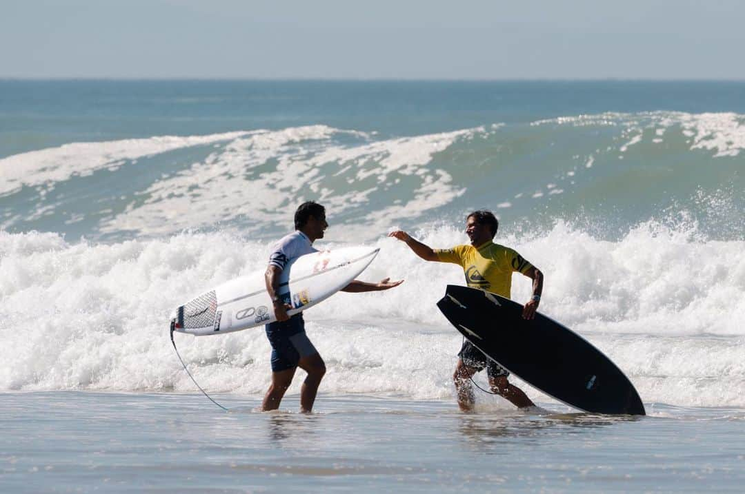 ジェレミー・フローレスさんのインスタグラム写真 - (ジェレミー・フローレスInstagram)「This week we all won 🙏🏼 That’s what surfing is all about, giving what the fans want, sharing waves with friends & giving back to the community… Huge thank you to everyone who made this incredible week happen. Merci à tout les partenaires, au public, aux copains, c’était vraiment une semaine très spéciale ❤️. . 📸: @benpotier @quiksilver_festival @quiksilver」10月3日 1時54分 - floresjeremy