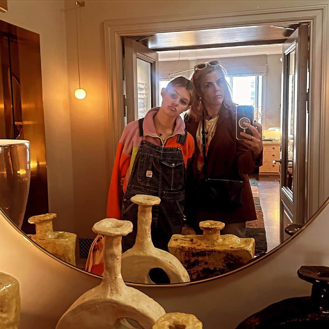 のインスタグラム：「1. just 2 people whose RBFs rival some of the all time greats 2. my girl reunited with her fav fleece( @karlawelchstylist X @eddiebauer we’re waiting for the next collab!) 3. favorite teenager 4. the moon 5. the scariest scarecrow people in all of Sweden? 6. i mean i do think the place really agrees with me(also I’m obsessed with this @argent fit) 7. these weirdos 8. tea and cookies and plants and light 9. i think the hardest thing you have to do as a parent is listen to your kids and it’s also one of the only really important things you have to do. sometimes you have to listen to their actions. and maybe it’s so hard because you spend so much time when they’re really little asking them to listen to you. there are a few times when i wish i had listened to Birdie sooner about what she was needing. but then again, maybe those times let us really hear what she was saying she wanted and felt she needed in order to thrive now. i don’t know. sometimes i think there’s no way to know if you’re doing anything right ever really. But this face made me feel like it’s better than all right and it’s maybe, in fact, great ❤️ 10. little person」