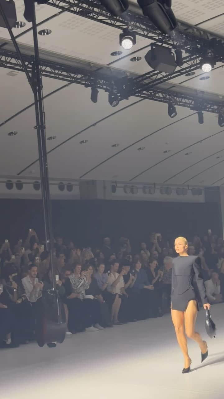 ELLE Magazineのインスタグラム：「@parishilton walking the @muglerofficial runway? That’s hot. #PFW 🎥: @clairecstern」