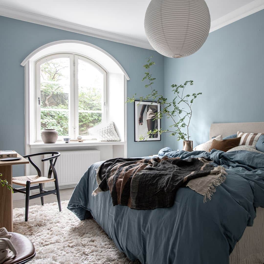 Bjurforsのインスタグラム：「Sovrummet i denna Vasapärla 💙 Bjurfors Century presenterar en genomgångstvåa på Erik Dahlbergsgatan med radvis med charm från det förra seklet.  Erik Dahlbergsgatan 42 | 2 ROK. Foto: @mariasahlander Styling: @styledbyemmahos & @annicaclarmell  #bjurforscentury #bjurforsgöteborgcity #mäklareangelicastenvold #sekelskifte #turnofthecentury #brädgolv #scandinavianhome #blåttsovrum #blåväggar #bluewalls」