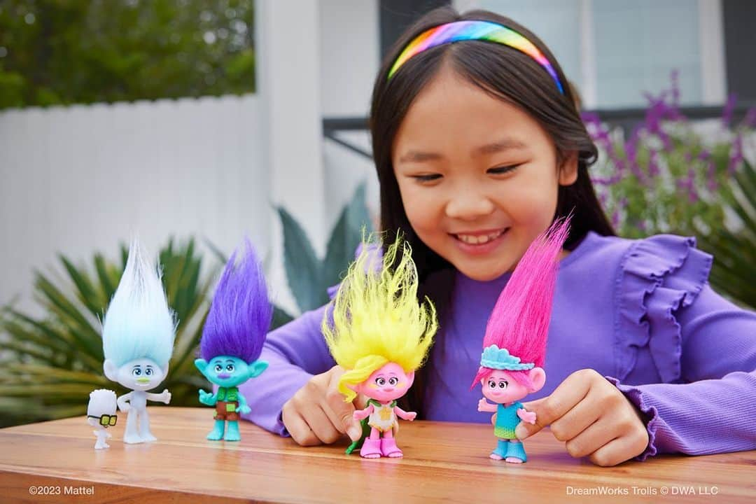 Mattelのインスタグラム：「FANTASTAMAZING! Dolls from the new movie, @Trolls Band Together, are now available online and in stores! #TrollsBandTogether #DreamWorksTrolls」