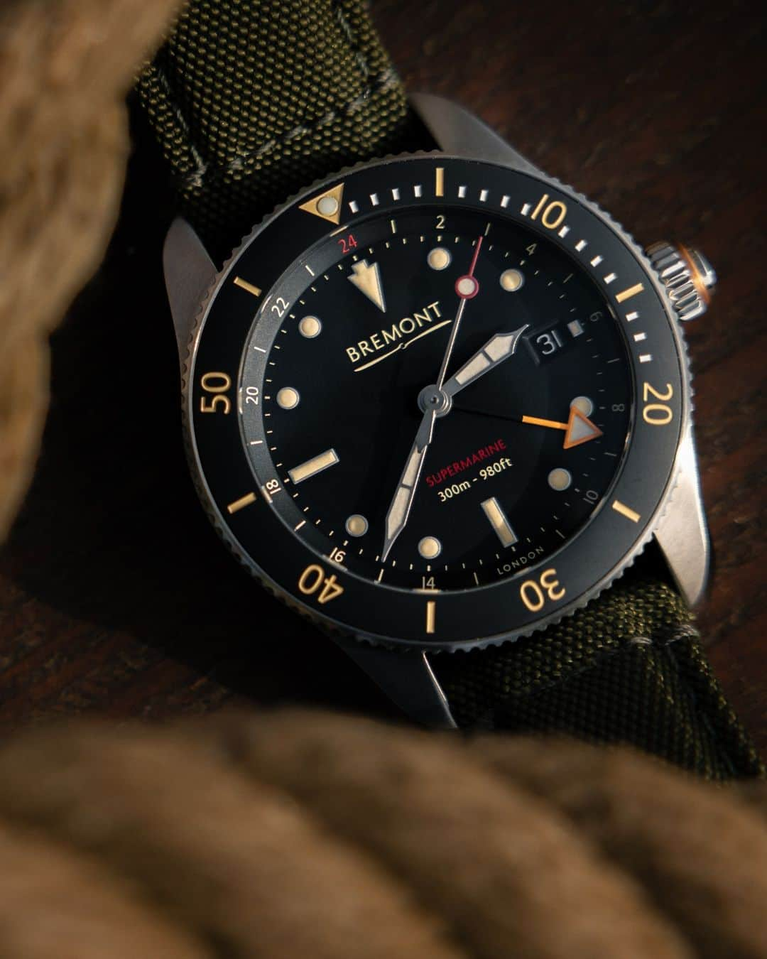 ブレモンさんのインスタグラム写真 - (ブレモンInstagram)「From land to sea, to air, and back again. Rigorously tested both above and below the waves, the S302 is a timepiece for every journey.  Find out more at the Link-in-Bio 🔗  Shot by @nattesferd 📸 in Greenland ⛰️」10月3日 2時17分 - bremontwatches