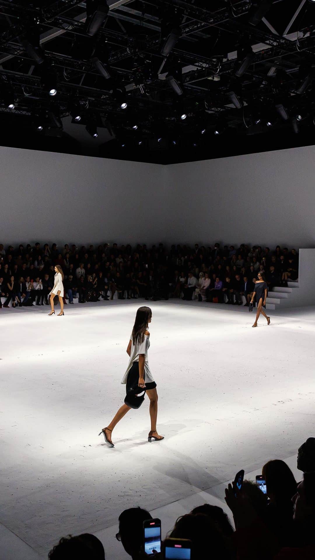 クレージュのインスタグラム：「Discover the looks from @nicolas.difelice’s SS24 collection   Set design: @remy_briere  Music: @erwansene @nicolas.difelice Styling: @_mariechaix_   #courregesSS24 #courreges」