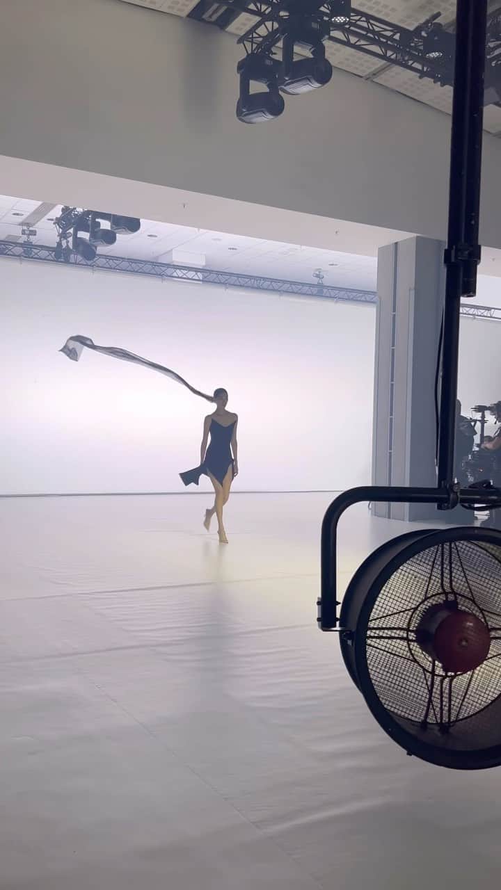 スージー・ロウのインスタグラム：「There’s not enough wind machines ! @cadwallader @muglerofficial elongating his mega lines even more with a breeze and a half👏🏻 and a casting that included Helena Christensen, Fan Bing Bing and Angela Bassett !」