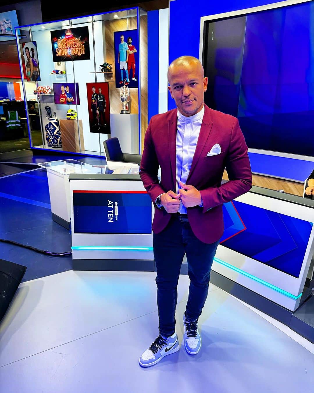 のインスタグラム：「Happy 25th birthday Sky Sports News. 🎉🎉🎉 It continues to deliver the biggest headlines in sport   Here’s to another 25  Enjoy your day where ever you are 🎥  #football #sport #media #headline」
