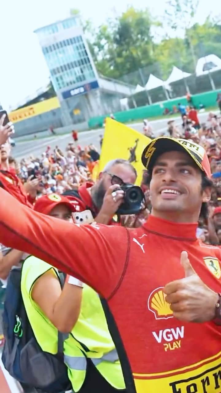 のインスタグラム：「🇮🇹 Italian GP just couldn't be missing in the 4th season of DONTBLINK!   Relive from the inside the pole and podium moments at Monza, no doubt this GP stands as one of the most exciting of the season for me!   🎥Check the new episode on my Youtube channel (link in bio).     🇮🇹¡El GP de Italia no podía faltar en la 4ª temporada de DONTBLINK!   Revive desde dentro los momentos de la pole y el podio en Monza, ¡sin duda uno de los GPs más emocionantes de la temporada para mi!   🎥Ya podéis ver el nuevo episodio en mi canal de Youtube (link en bio).   - #Carlossainz #DONTBLINK」