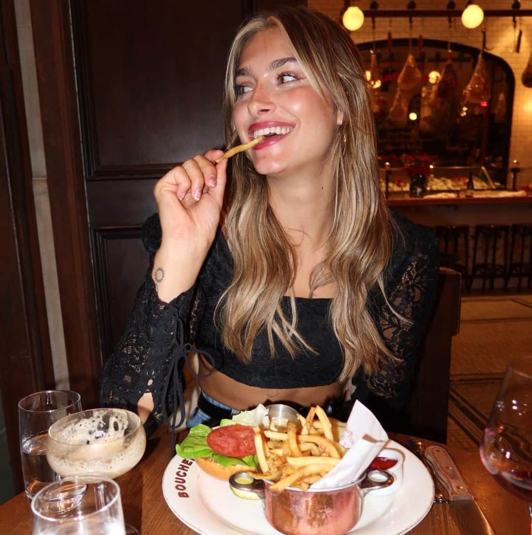 Monica Aksamitさんのインスタグラム写真 - (Monica AksamitInstagram)「POV: we’re on a date and all I talk about how much I love my dogs while eating French fried and espresso martinis   #extensions #boucherie #frenchfood #pinterestaesthetic #womensfashion」10月3日 2時28分 - monicaaksamit