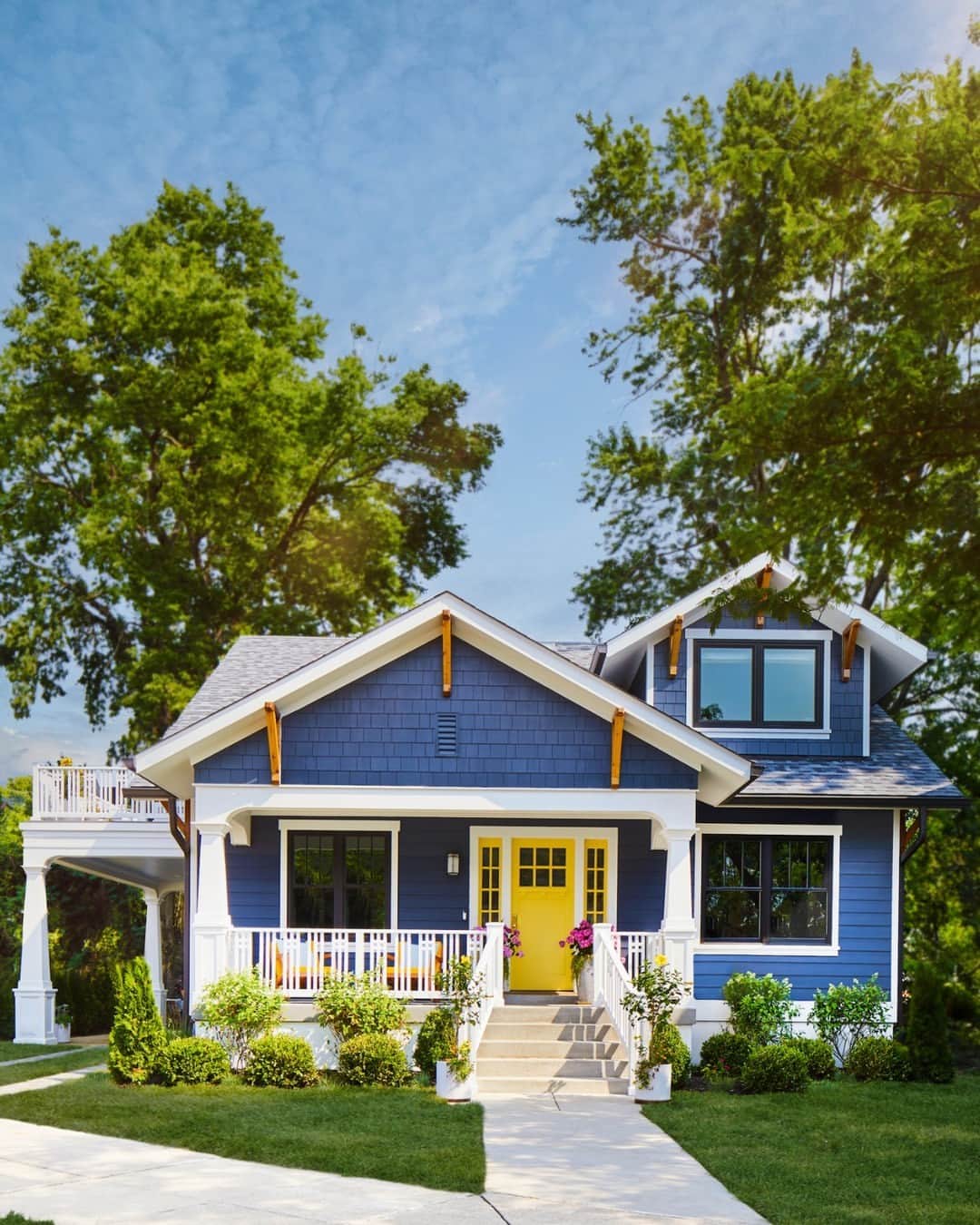 HGTVのインスタグラム：「📣 It’s here!! 📣 The HGTV Urban Oasis 2023 sweepstakes, an $850K prize package, is now open. 🏆  Enter twice daily, once at HGTV.com and once at FoodNetwork.com, now through 11/21 for your chance to win this charming, Southern-inspired escape in Louisville, Kentucky PLUS an all-new 2023 Mercedes-Benz GLC SUV and $50,000 from Viva along with a 5-year supply of the softest, most durable paper towels. 😍  📌 Pro tip: The last 5 winners entered the sweepstakes every day. Sign up for email reminders so you’ll never miss a day! All the info is at our link in bio. 👈🏽  No purchase necessary. Ends 11/21. See hg.tv/UO for rules.」