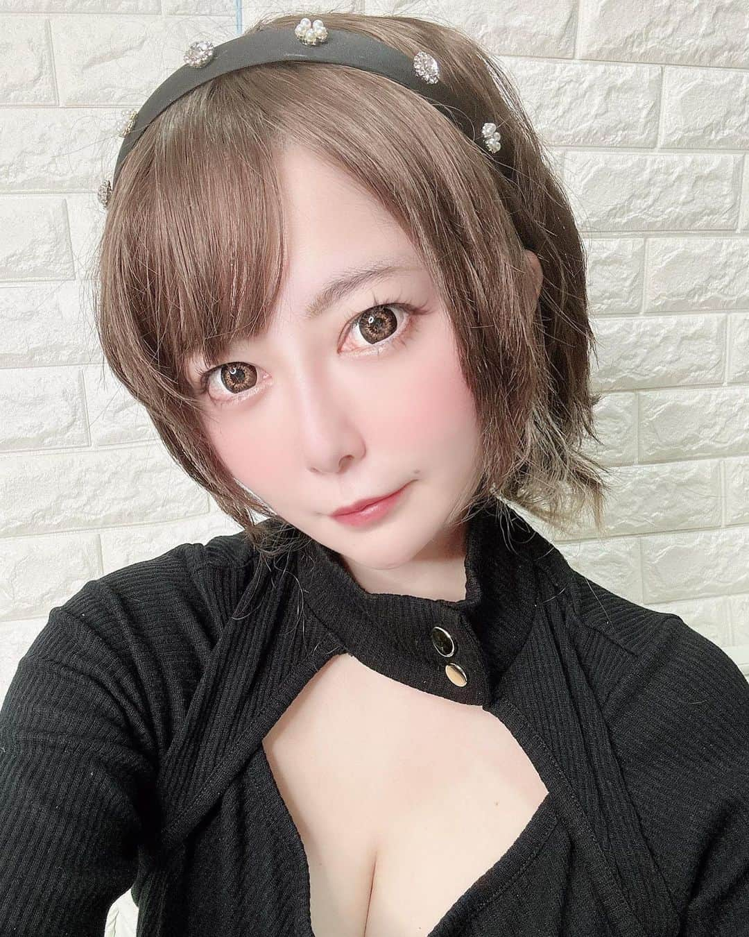 滝川かのん（三城ありさ）のインスタグラム：「メイクついでに写真撮ろうとしたけど ロングの茶髪ウィッグがなくて、 ショートウィッグにしてみた。  最近、 あまり自撮りしてないので なんとなく。笑  #japanesegirl  #kawaii #japaneseculture  #model #ウィッグ #別人 #清楚系 #ショートカット女子  #インフルエンサー #可愛くなりたい  #綺麗になりたい #beautiful  #ナチュラルメイク  #イメチェ #茶髪 #グラドル自画撮り部  #自撮り女子  #自撮り界隈  #おしゃれさんと繋がりたい  #おしゃれ好き  #推してください  #推してくれたら喜びます  #フォローミー  #followforfollowback」