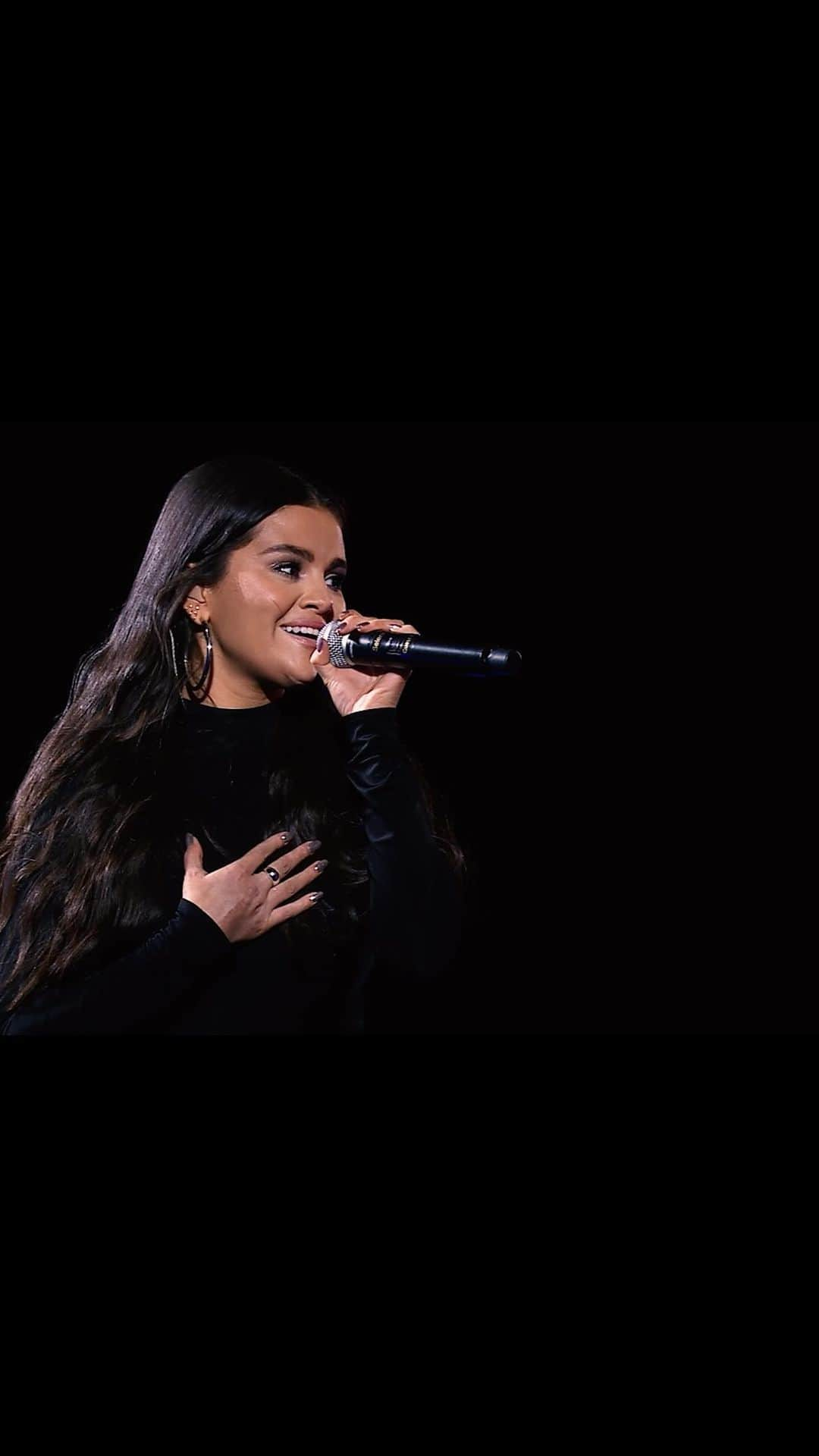 Coldplayのインスタグラム：「Selena Gomez and H.E.R. #ColdplayLA #peakmoment   @selenagomez @hermusicofficial  #LetSomebodyGo #MusicOfTheSpheresWorldTour  📹 @resolvefilm」