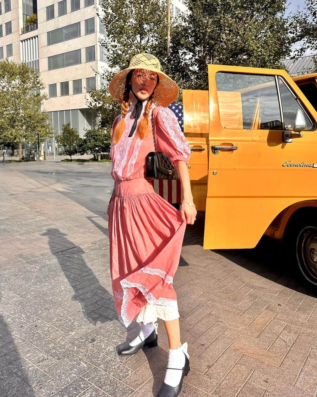 ベッキー・クルーエルのインスタグラム：「what I wore to the classic car boot 🏎️✌️  I had been desperate to wear this incredible Gunne Sax pink dress acquired from @olive_and_quince_vintage (who I met this day also!!)   Decided to accent with black so sported my SPPO hat I picked up in Japan in the summer and some bow socks of the same  Finally these @empressaustralia shoes, classic square toe Mary Janes which are so incredibly comfortable 🎀」