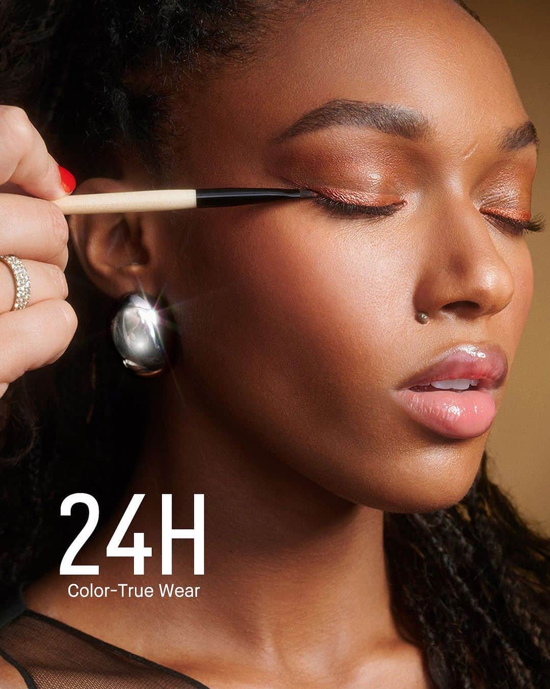 のインスタグラム：「Party eyes, perfected. Swipe on a pair of Artist-curated matte and shimmer shades with our Dual-Ended Long- Wear Cream Shadow Stick (seen here in Rusted Pink/ Cinnamon) for a bold, graphic look.  WHY WE LOVE IT: • Complementary shade pairs • Creamy, blendable, buildable shadows • Non-creasing, color-true wear that lasts all day  Need help with a look? Book a complimentary virtual consultation with one of our Artists at bobbibrown.com.  Lead MUA: @cygmakeup Assisted by: @yubyleoce & @elainermakeup  #BobbiBrown #LongWearCreamShadowStick #CreamEyeshadow #EyeLooks」