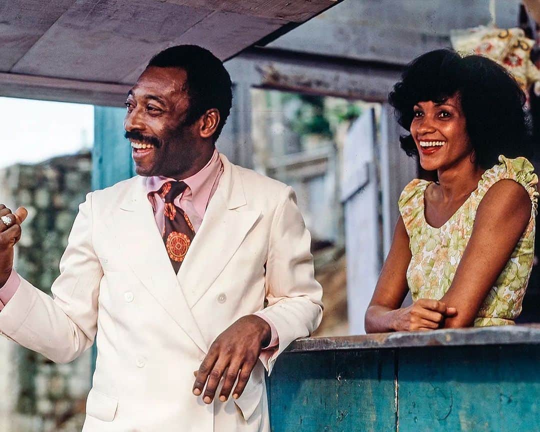 ペレのインスタグラム：「Vinte oito anos depois de ter iniciado a mais icônica carreira da história do futebol, Pelé resolveu driblar como ator, interpretando Pedro Mico. Aqui uma foto histórica dos bastidores da gravação do filme, que estreou no cinema com Pelé como protagonista, de costeletas e um bigode de respeito. São cenas felizes, que não podemos esquecer.  . Twenty-eight years after starting the most iconic career in football history, Pelé decided to “dribble” as an actor, playing Pedro Mico. Here's a historic backstage photo from the filming of the film, which debuted at the cinema with Pelé as the protagonist, with sideburns and a respectable mustache. They are happy scenes, which we cannot forget.」