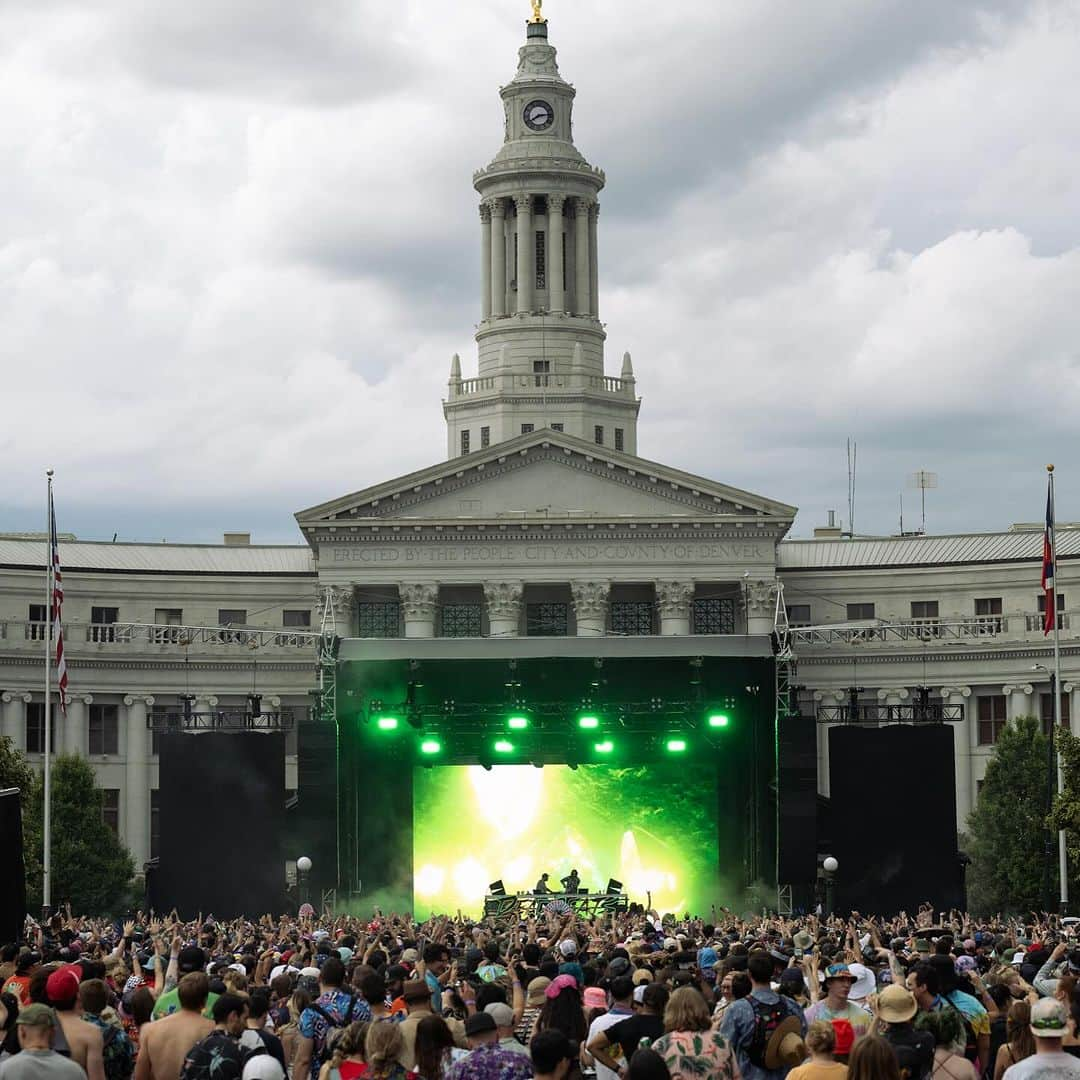 Zeds Deadさんのインスタグラム写真 - (Zeds DeadInstagram)「The 4th Annual Deadbeats Backyard Jamboree returns to Civic Center Park in Denver on July 4th! Cannot wait to be back for our biggest party of the year with 3 stages of music, dunk tanks, bouncy castles, food trucks, the infamous hot dog eating competition and so much more in 2024!   Previous Jamboree ticket buyers will have access to a special early presale on Wednedsay 10/4 so check your emails.   Sign Up in our bio for access to the Thursday 10/5 Presale  General Onsale on Friday 10/6   more info at deadrocks.net」10月3日 3時02分 - zedsdead