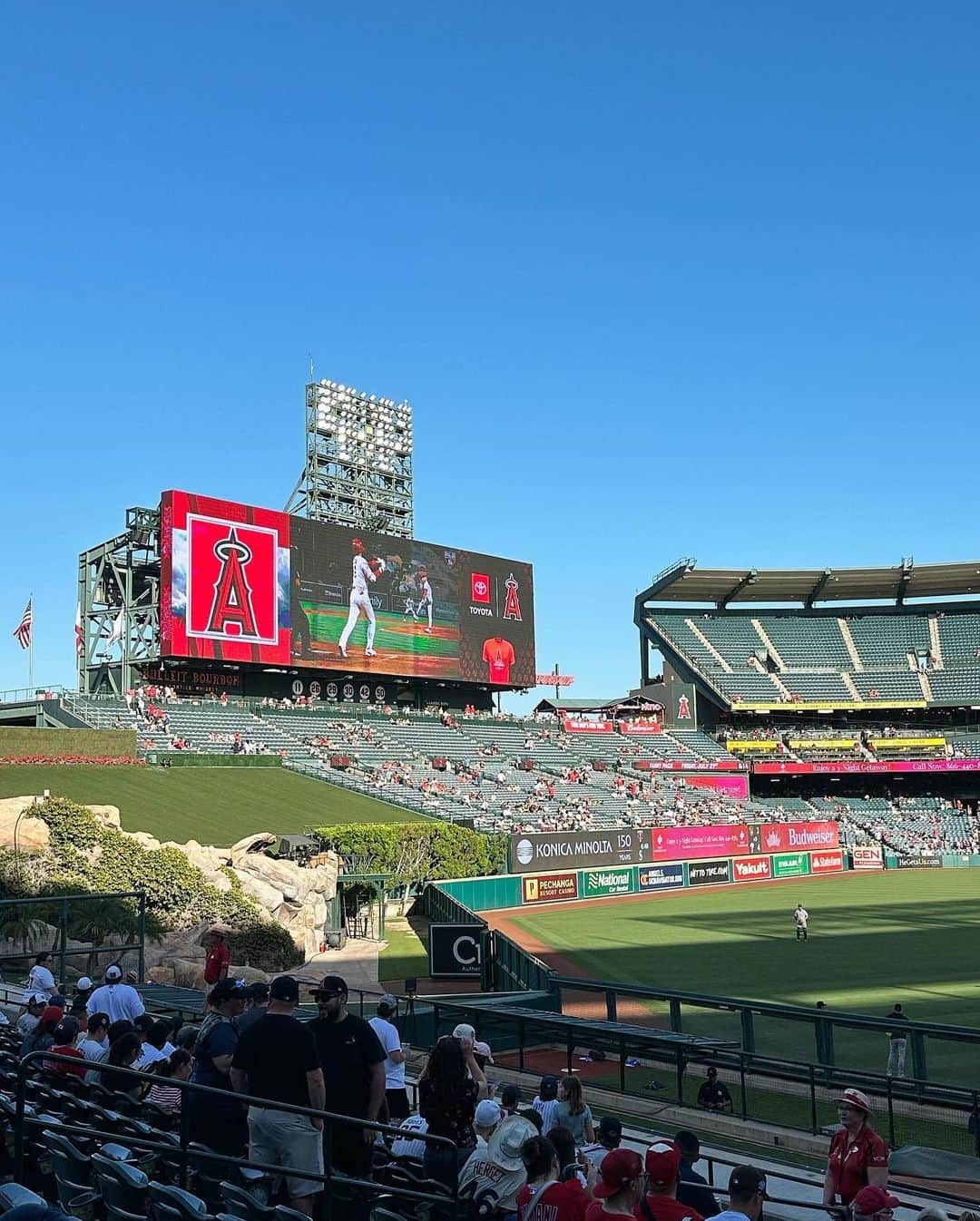 関根ささらさんのインスタグラム写真 - (関根ささらInstagram)「#angelsquad ⚾️❤️ 試合前の写真たち🫶🫶🫶 . . . . #shoheiohtani #大谷翔平 #ロサンゼルスエンゼルス #エンゼルスタジアム #losangeles #la #ロサンゼルス旅行 #ロサンゼルス生活 #ロサンゼルス観光 #ロサンゼルス留学 #losangeleslife #losangelesangels #fromjapan #japanesegirl」10月2日 18時07分 - sasarasekine