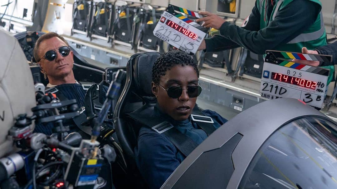 のインスタグラム：「Daniel Craig and Lashana Lynch behind-the-scenes filming Bond’s final mission on this day in 2019.   #NoTimeToDie」