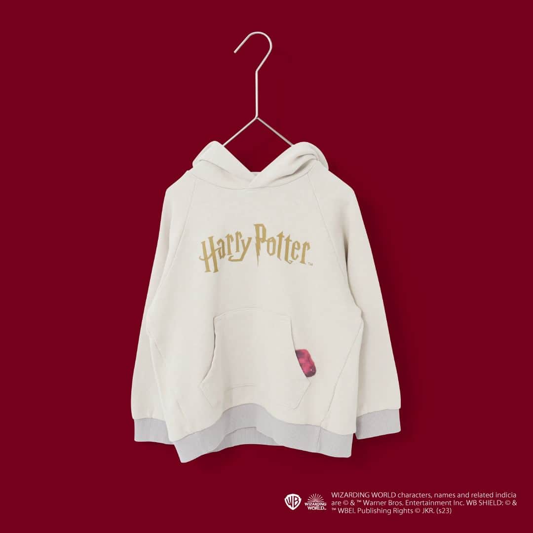 エフオーオンラインストア 子供服さんのインスタグラム写真 - (エフオーオンラインストア 子供服Instagram)「【Harry Potter×BREEZE】「Harry Potter(ハリー・ポッター)」の世界をイメージしたキッズ＆ベビーのアイテムが新登場⭐ 【10/3(火) 10:00～販売スタート！】  ハリー・ポッター ファンにはたまらないアイテム♪ おでかけにもおすすめ！ 詳しい商品のポイントをご紹介！  ----- 『ホグワーツ特急』や『9と3/4番線のロゴ』 ハグリッドがハリーに渡した、『キングスクロス駅からホグワーツに向かうホグワーツ特急のチケット』 クィディッチの競技場を高速で飛び回る『金のスニッチ』 など、ハリー・ポッターの世界をより一層楽しめるモチーフのアイテムはファン必見！  -----  ホグワーツの4つの寮をイメージしたカラーのアイテムや、Tシャツについている組分け帽子のタグにも注目！ グリフィンドール/ハッフルパフ/レイブンクロー/スリザリン あなたの入りたい寮はどこかな？  -----  ホグワーツ魔法魔術学校の生徒たちも大好きなお菓子屋さん『HONEYDUKES(ハニーデュークス)』のバーティー・ボッツの百味ビーンズやカエルチョコレートのグラフィックがポイントに。 キッズ＆ベビーでおそろいコーデができるTシャツ・カバーオールも登場。 ハグリッドが作ったハリーへのバースデーケーキがデザインされたキャップやベビースタイにも注目。  -----  ======================= 商品詳細や価格は ショッピングタグからご覧いただけます★ =======================  #ハリーポッター #harrypotter #ハリポタ #魔法ワールド #ハリーポッターコーデ #ホグワーツ魔法魔術学校 #グリフィンドール #ハッフルパフ #レイブンクロー #スリザリン #組分け帽子 #HONEYDUKES #ハニーデュークス #ホグワーツ特急 #ハリーポッターと賢者の石 #魔法ワールド　#foonline　#BREEZE #ブリーズ #ブリーズキッズ #ブリーズコーデ  #子供服 #こどもふく #ベビー服 #キッズ服 #キッズコーデ」10月2日 18時01分 - foonline