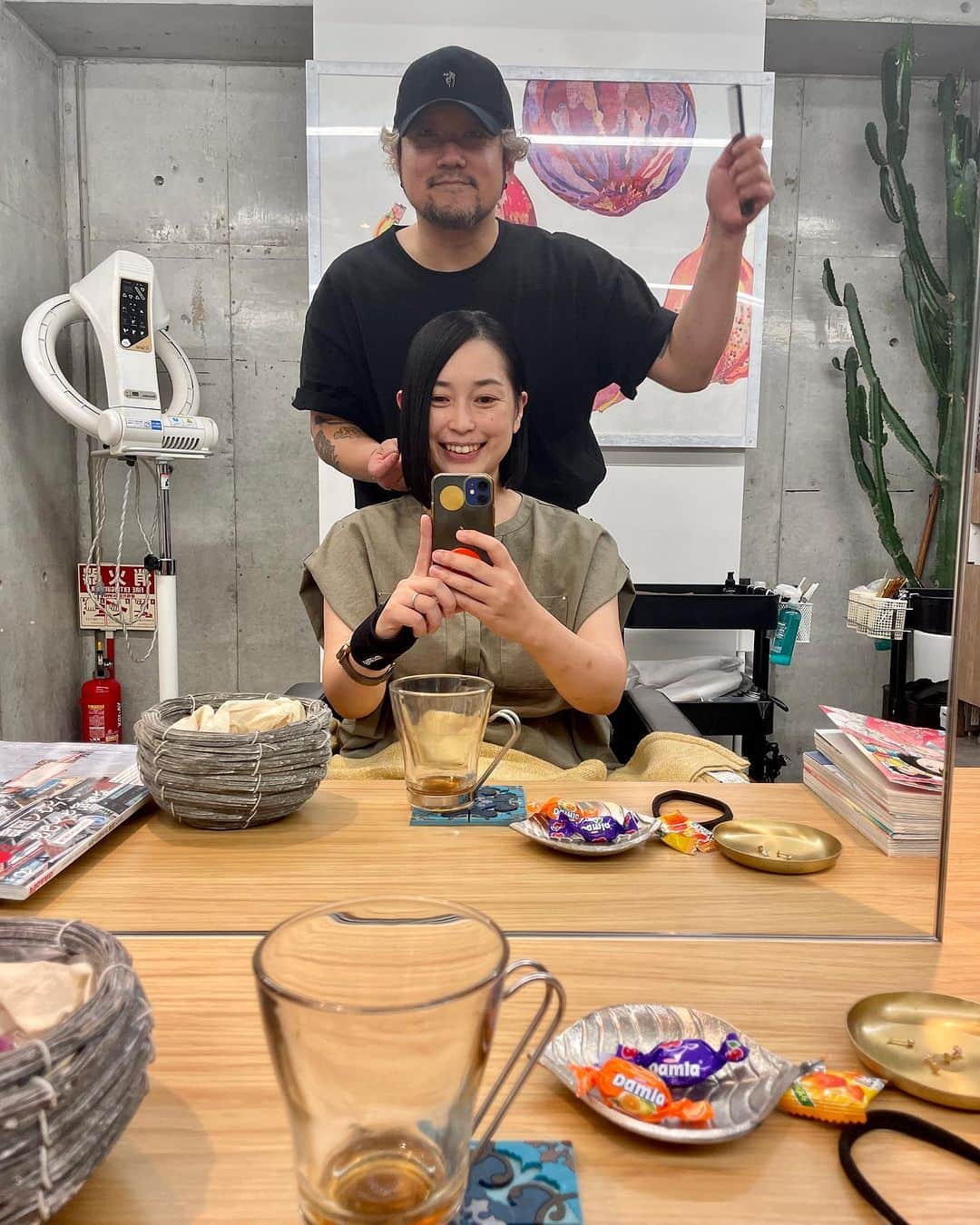 美甘子のインスタグラム：「約1年ぶりに下北沢WORKSへ。妊娠出産のためなかなか美容室へ行く時間を捻出できず、今日は夫に双子ちゃんを任せてお出かけ。産後の抜け毛も多く、シャンプーやケアの時短のためギリギリ結べるボブにしてもらいました。黒髪はそのまま活かしてカッコよく安定のダイスケさんに仕上げていただきました😍飲み物やおやつ、シャンプー後のマッサージまで、ここは天国か…と最高なWORKSが大好きです❤️ ダイスケさん、スタッフの皆様ありがとうございました☺️ @works_shimokitazawa  @works_daisuke  #下北沢WORKS」