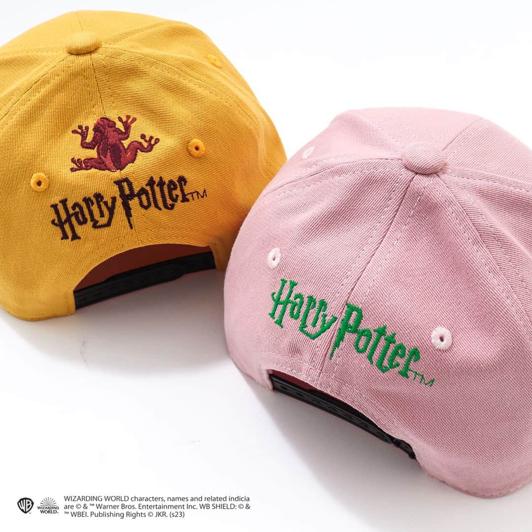 エフオーオンラインストア 子供服さんのインスタグラム写真 - (エフオーオンラインストア 子供服Instagram)「【Harry Potter×BREEZE】「Harry Potter(ハリー・ポッター)」の世界をイメージしたキッズ＆ベビーのアイテムが新登場⭐ 【10/3(火) 10:00～販売スタート！】  ハリー・ポッター ファンにはたまらないアイテム♪ おでかけにもおすすめ！ 詳しい商品のポイントをご紹介！  ----- 『ホグワーツ特急』や『9と3/4番線のロゴ』 ハグリッドがハリーに渡した、『キングスクロス駅からホグワーツに向かうホグワーツ特急のチケット』 クィディッチの競技場を高速で飛び回る『金のスニッチ』 など、ハリー・ポッターの世界をより一層楽しめるモチーフのアイテムはファン必見！  -----  ホグワーツの4つの寮をイメージしたカラーのアイテムや、Tシャツについている組分け帽子のタグにも注目！ グリフィンドール/ハッフルパフ/レイブンクロー/スリザリン あなたの入りたい寮はどこかな？  -----  ホグワーツ魔法魔術学校の生徒たちも大好きなお菓子屋さん『HONEYDUKES(ハニーデュークス)』のバーティー・ボッツの百味ビーンズやカエルチョコレートのグラフィックがポイントに。 キッズ＆ベビーでおそろいコーデができるTシャツ・カバーオールも登場。 ハグリッドが作ったハリーへのバースデーケーキがデザインされたキャップやベビースタイにも注目。  -----  ======================= 商品詳細や価格は ショッピングタグからご覧いただけます★ =======================  #ハリーポッター #harrypotter #ハリポタ #魔法ワールド #ハリーポッターコーデ #ホグワーツ魔法魔術学校 #グリフィンドール #ハッフルパフ #レイブンクロー #スリザリン #組分け帽子 #HONEYDUKES #ハニーデュークス #ホグワーツ特急 #ハリーポッターと賢者の石 #魔法ワールド　#foonline　#BREEZE #ブリーズ #ブリーズキッズ #ブリーズコーデ  #子供服 #こどもふく #ベビー服 #キッズ服 #キッズコーデ」10月2日 18時02分 - foonline