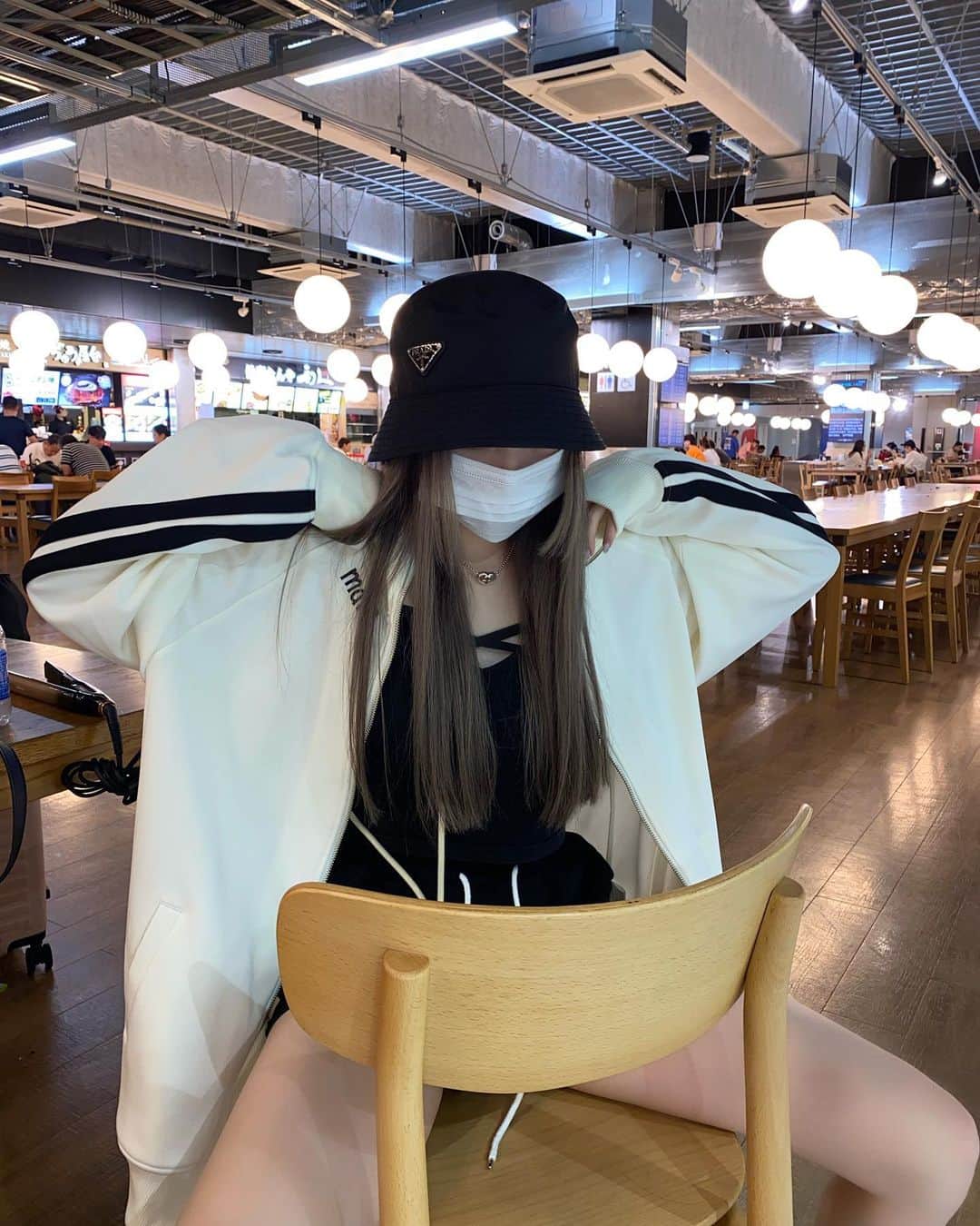 のインスタグラム：「すっぴん🙃  #空港 #バケハ」