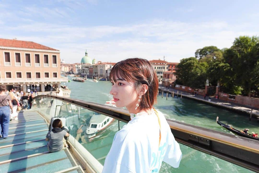 搗宮姫奈のインスタグラム：「世界一周コーヒーの旅の思い出"イタリア『ヴェネツィア』"  水の都、ヴェネツィア。 教科書で見た事がある風景が広がっていて ついつい「サンタルチア」を口ずさんでいました🤤🤣🤣🤣🤣🫰  #ひめ旅日記 #ひめカフェ巡り #世界一周コーヒーの旅 #世界一周 #イタリア #イタリア旅行 #ヴェネツィア #ヴェネツィア旅行 #Italia #worldtraveler #worldtravel」