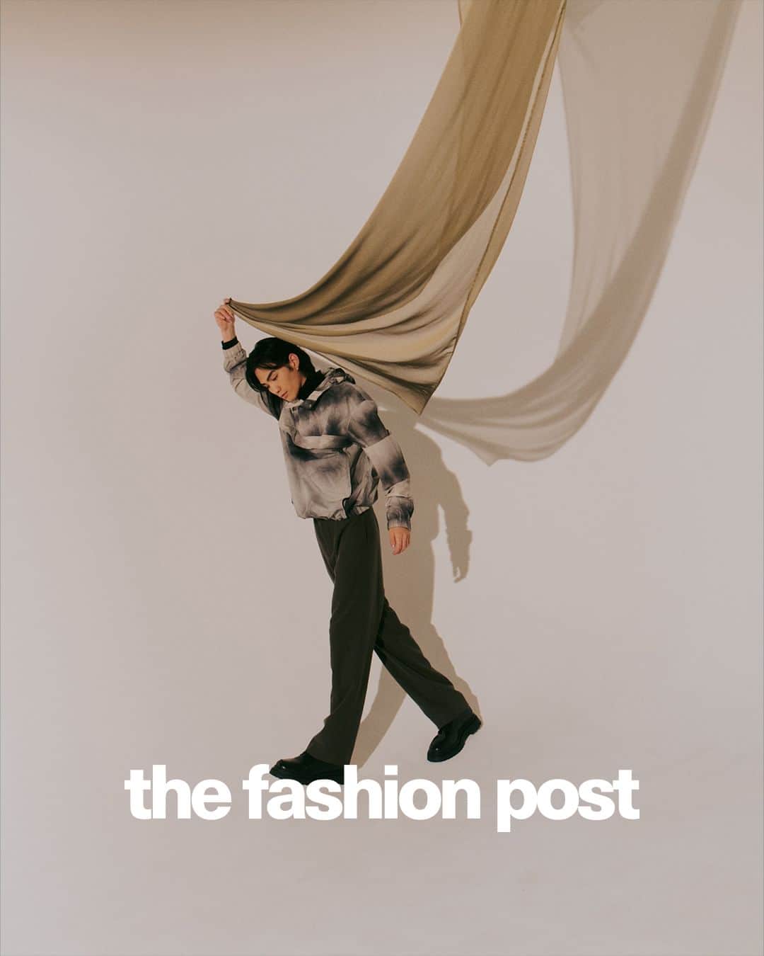 The Fashion Postさんのインスタグラム写真 - (The Fashion PostInstagram)「#select COS with Shuzo Ohira  『タイムレスなデザイン、揺るぎない自信。大平修蔵とコス〈前編〉』  モードには敏感でいたいけれど、タイムレスなデザインでずっと付き合っていける上質な衣服をワードローブに常備しておきたい。このわがままな願いを叶えてくれるのが、2007年にロンドンでスタートした COS (コス)。9月にニューヨークで発表されたばかりの最新コレクションでは、ブランドのデザインルーツへのオマージュとして、クラフツマンシップやディテールにこだわり抜き、自信と力強さが溢れるウェアが揃った(第1回/全2回)。  model: Shuzo Ohira photography: Tak Sugita styling: Riki Yamada hair &make up: Hitoshi Nobusawa text: Manaha Hosoda & Risa Matsumoto edit: Risa Matsumoto  #tfp #thefashionpost #COS #コス #大平修蔵 #ShuzoOhira #pr」10月2日 18時04分 - tfpjp