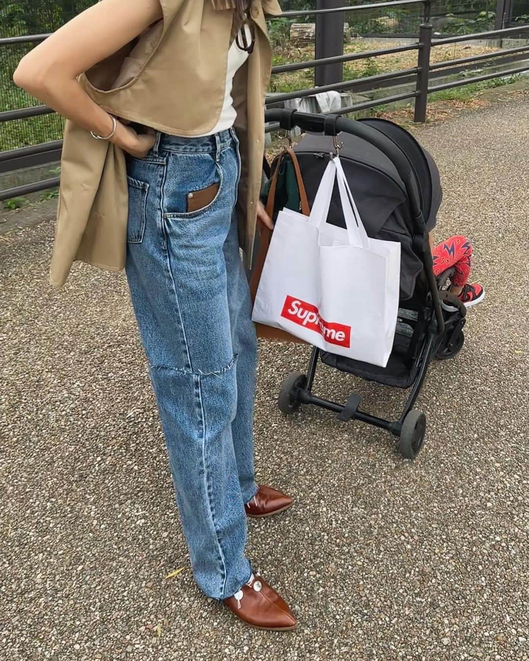 樽見麻緒のインスタグラム：「まだ半袖でいけるからあんまり秋感ないけど.. 秋カラー少しずつ取り入れてる🍂🌰🤎 このデニムがデザインがほんとかわいくてお気に入り❤︎  #ootd#outfit#mamafashion#autumnfashion#code#mao_code#秋コーデ#デニム好き#デニムコーデ#秋服#秋コーデ#ママコーデ#ママファッション#男の子ママ#ベストコーデ」