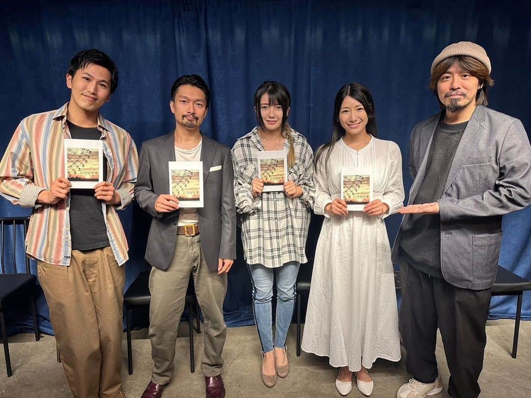 加藤あやののインスタグラム：「#記憶観覧車 無事全ての公演が終わりました✨ 素敵な家族に出会えて良かったです😭✨ そして、皆さんの記憶に残ってくれてたら嬉しいです😭✨ 逆班 #夏砂に描いた チームもありがとうございました✨素敵な作品でした！  朗読劇「ENOMOTO」 素敵な朗読劇の時間をありがとうございました✨  記憶観覧車 小山知佳 役/加藤あやの」