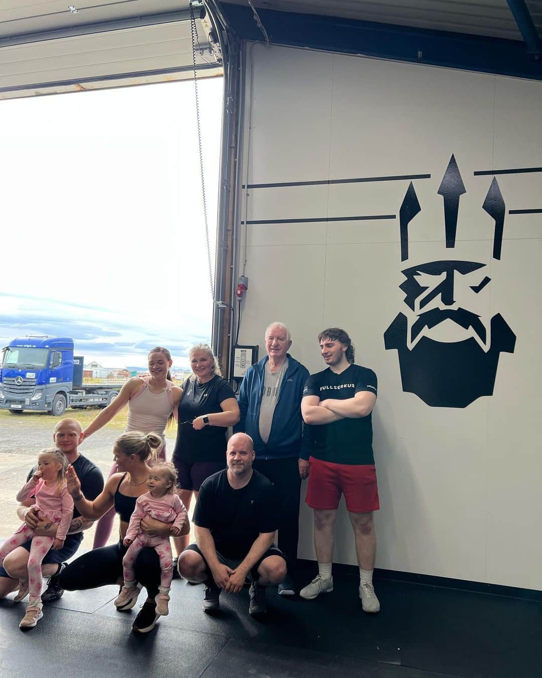 Katrin Tanja Davidsdottirさんのインスタグラム写真 - (Katrin Tanja DavidsdottirInstagram)「(proud big sister moment incoming) congratulations to my sister @hannahdavidsdottir & brother-in-law @geraldbrimir for the opening of their NEW GYM ✨🩵👊🏼🌊 @aegirgym   the whole fam showed up to the very first class, from the littlies to our grandpa 🥹 such a big, beautiful, BRIGHT space they have created & it was packed with the absolute best energy!  hardest workers I know & I am so excited for this new chapter in their lives. Love you SO! ✨🤍🫶🏼」10月2日 18時07分 - katrintanja