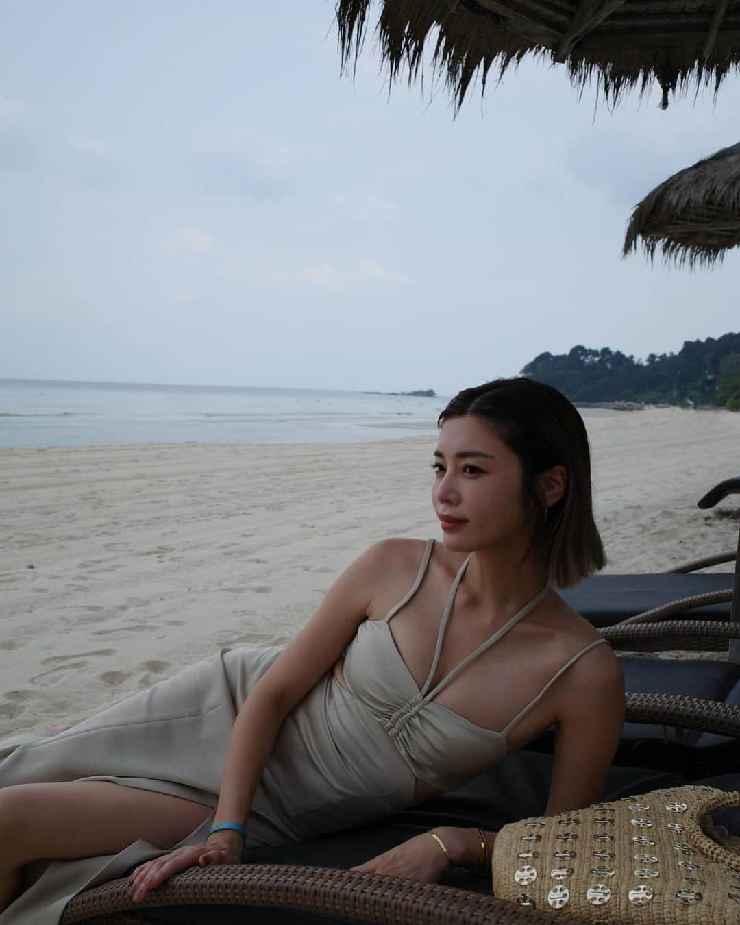 のインスタグラム：「撮影でビンタン島へ 毎日雨だったのに最後の日だけピーカン 私達あるあるw ホテルはキッズクラブあり様々なプログラムがあって 子供も楽しめて、また家族で楽しめるエンターテイメントショーが毎日あったりで大満喫な3泊4日間でした！ ピヨくん前日に風邪引いちゃって泣く泣くお留守番😢 次回はぴよくん万全で行きたいな🫶 #モンキーパーティー 📍@clubmedbintan」