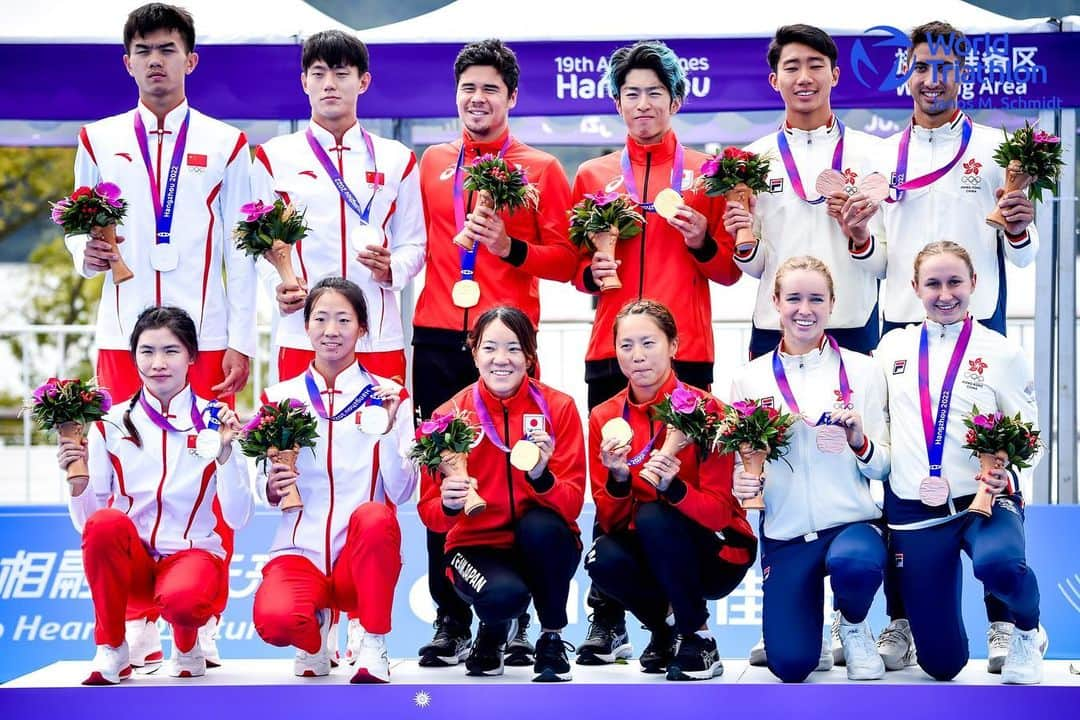 高橋侑子さんのインスタグラム写真 - (高橋侑子Instagram)「Yay 🙌🇯🇵🥇 Asian Games Mixed Relay Champion 😊 What a team. So proud of our team. That was a wrap for the @ag2022official for us. Thank you for everything. Really excited to go home tomorrow 🐶🐶 #AsianGames #Triathlon 📷 @janosmschmidt @worldtriathlon   混合リレーも優勝し、二大会連続の二冠を達成することが出来ました☺️ とてもタフなスケジュールの中でしたが、沢山の方々にサポートして頂き、自信を持ってスタートに立つことが出来ました。これで今大会のトライアスロン競技は終了になります。沢山の応援をありがとうございました❤️‍🔥 久々に日本に帰国し、次は10/15にお台場にて行われる日本選手権に出場します！ #杭州アジア大会 #トライアスロン」10月2日 18時10分 - yuko_takahashi8