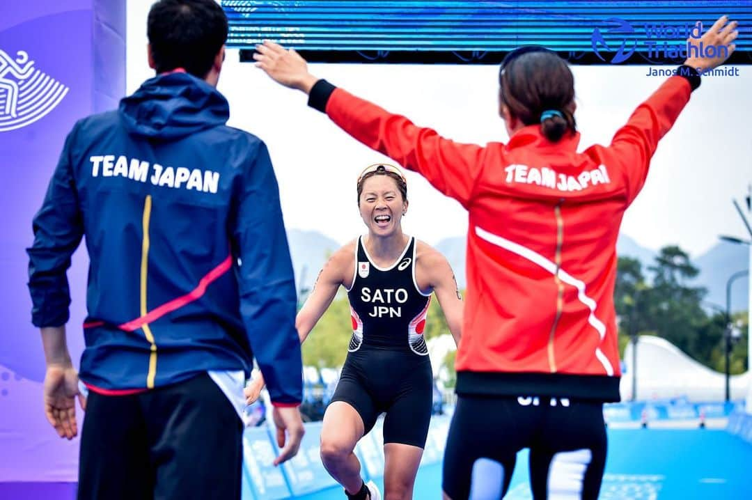 高橋侑子のインスタグラム：「Yay 🙌🇯🇵🥇 Asian Games Mixed Relay Champion 😊 What a team. So proud of our team. That was a wrap for the @ag2022official for us. Thank you for everything. Really excited to go home tomorrow 🐶🐶 #AsianGames #Triathlon 📷 @janosmschmidt @worldtriathlon   混合リレーも優勝し、二大会連続の二冠を達成することが出来ました☺️ とてもタフなスケジュールの中でしたが、沢山の方々にサポートして頂き、自信を持ってスタートに立つことが出来ました。これで今大会のトライアスロン競技は終了になります。沢山の応援をありがとうございました❤️‍🔥 久々に日本に帰国し、次は10/15にお台場にて行われる日本選手権に出場します！ #杭州アジア大会 #トライアスロン」