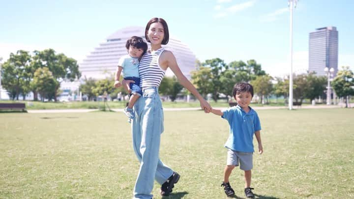 Ayaのインスタグラム：「関西帰った時の夏の思い出👩‍👦‍👦🌼 次はいつ帰れるかなぁ〜🥹❤️‍🔥  この日はいっぱいしばさんに 遊んでもらった息子達👦🏻👦🏻✨ 🎥 @shiba_photo   #男の子#男の子兄弟#1歳#4歳#男の子育児#男の子ママ  #神戸#子連れスポット#神戸メリケンパーク#メリケンパーク  #夏の思い出#わんぱくボーイ」